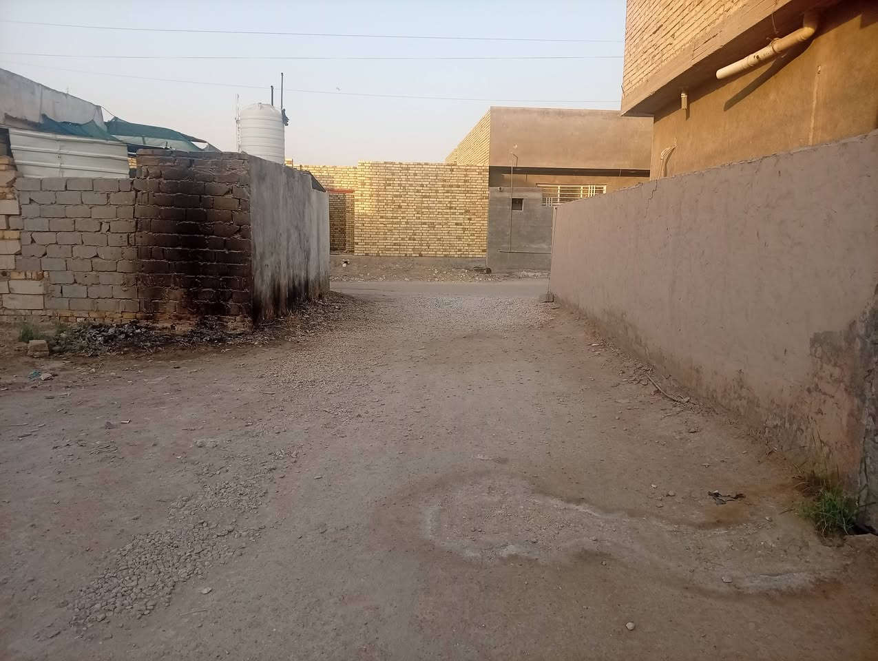 السلام عليكم قطعه ارض للبيع طابو الزراعي سنه 25 مداور ثاني يوم شارع علي قماره شارع بين المعارض بصف حي الحوراء خدمات كامله ماء وكهرباء ومجاري مساحه الارض 210 رقم الهاتف ***********
