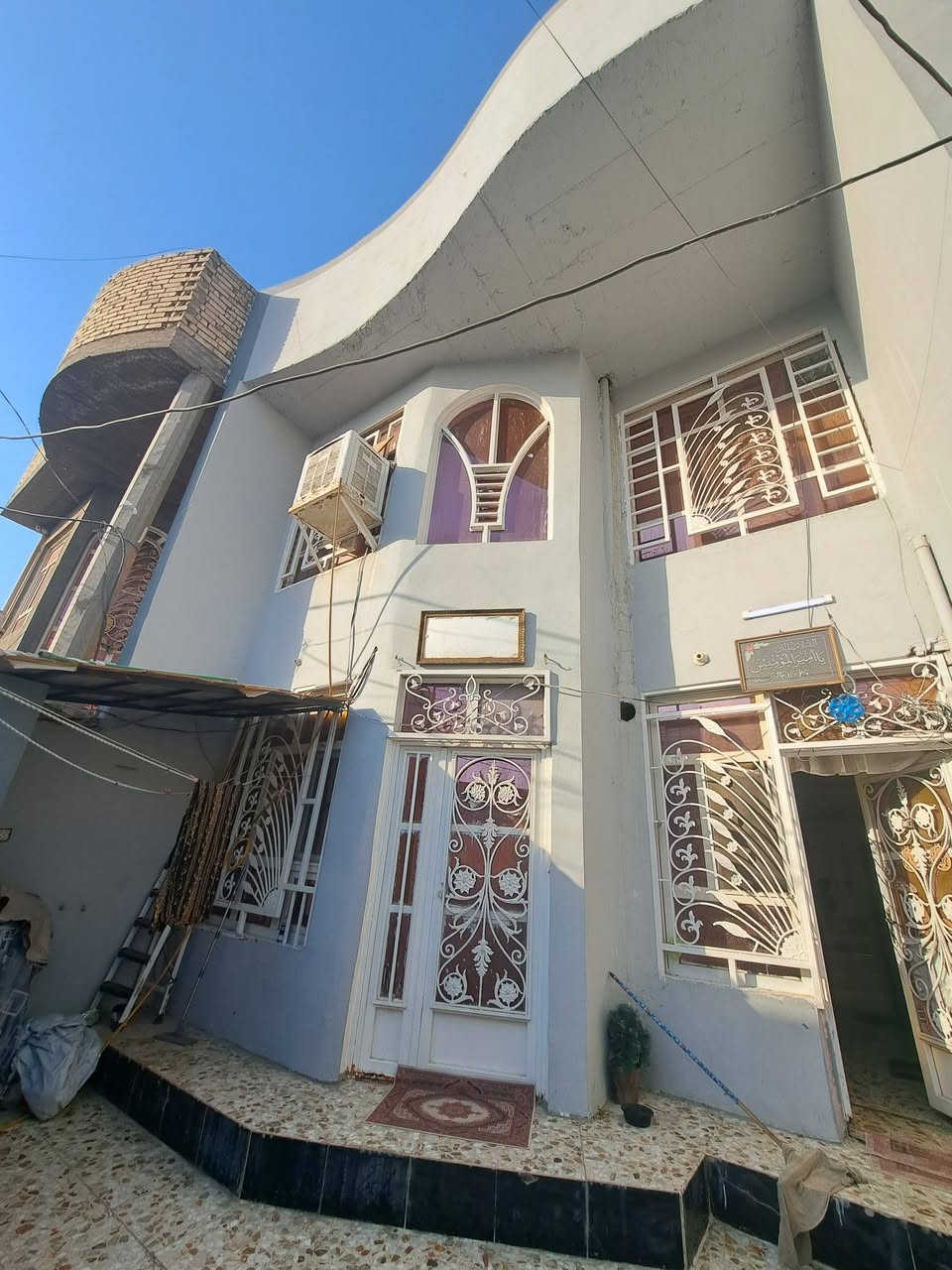 بيت للبيع مساحه ١٣٠ متر
طابقين الاول غرفه صاله ستقبال مطبخ تخاريج الثاني غرفتين صاله تخاريج 
العنوان كوفه حي العسكري قرب مسجد السهله شارع ١٠ موقع مميز ٥ دقائق يبعد عن مسجد السهله للاستفسار الاتصال 
***********
