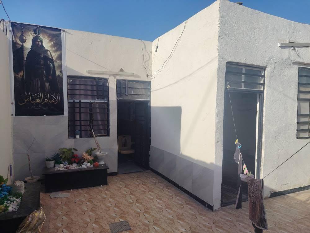 بيت للبيع

بيت ١٤٠ متر للبيع شارع كربلاء عامود ١٣٤ طريق ياعلي
يحتوي على غرفتين وصاله كبيره ومطبخ واستقبال كبير وساحه مال بيت كله بورسلين وديكورات وسقوف ثانويه
البيت جاهز متصرف عليه دينار السعر خاص او التواصل على الرقم *********** النجف, العراق
