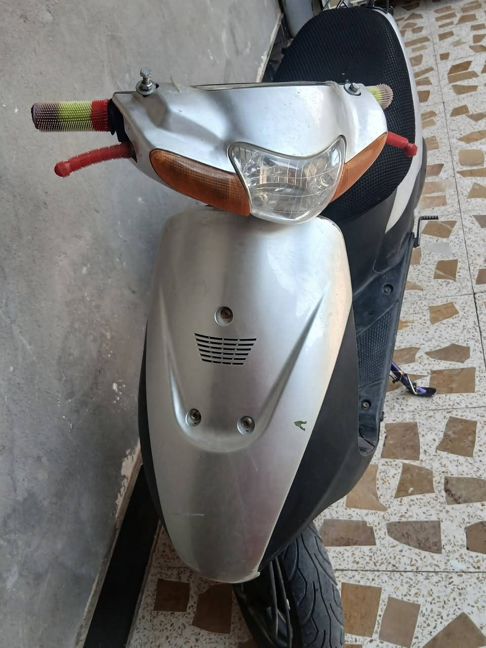 دراجه لبيع ساسوكي نظيفه كلش كله شغاله نقصد بس بطاريه فقط والمحرك مفتوح مره وحده مكاني العماره حي الصحفين اتصل ***********وتدلل
