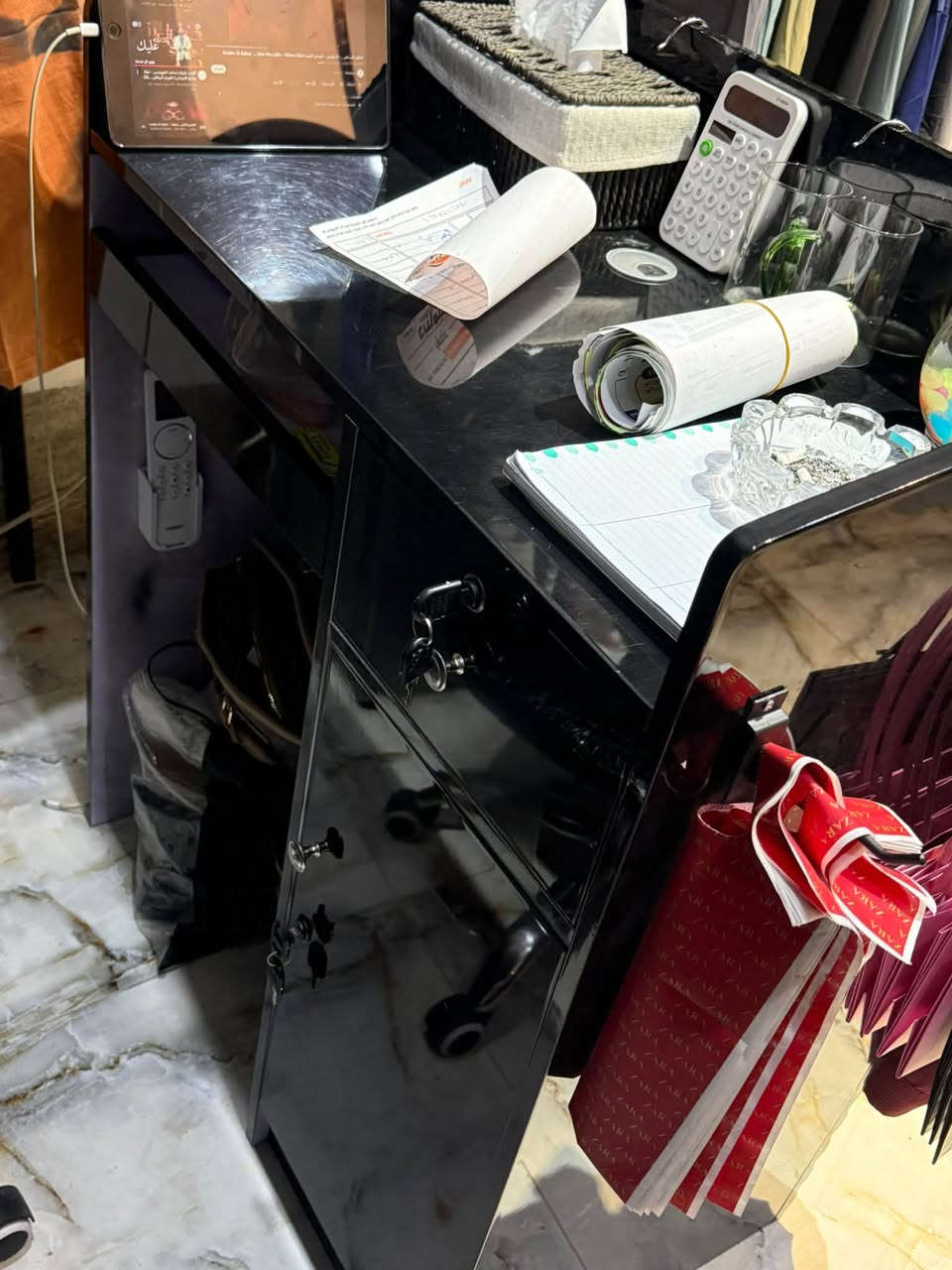 ستول عدد ثنين وكرسي وميز مال كاشير جديد كلش صار شهر ستخدام أريدهن 250000 ب ميتين وخميس الف قفل عنواني بغداد الحمدانيه قرب جامع علي ولي الله***********
