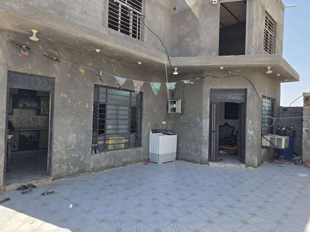 بيت للبيع مساحه ٣٠٠م خمس غرف نوم مع صاله واستقبال ومطبخ وصحيات داخليه وخارجيه بناء بلوك كوت حي الحكيم الثانيه يبعد عن الشارع ٣٠٠م السعر ٣٧ وقابل للتفاوض للاستفسار مراجعه دلاليه احمد السعيدي قرب حسينيه بيت خليفه الاتصال *********** ***********

