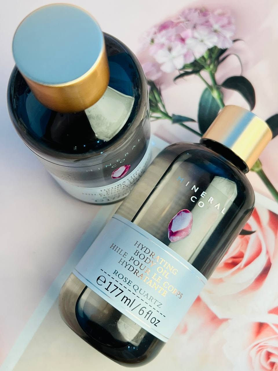 💎✨ Bath & Body Works Body Oil – زيت الجسم الفاخر ✨💎
 تحبين الترطيب مع ريحة تبقى على الجسم وتخليج طول اليوم تفوحين بنظافة وانتعاش 🌸😍 فهذا الزيت يستاهل التجربة!
🧴 Bath & Body Works Hydrating Body Oil
زيت جسم مرطّب من Bath & Body Works، مصمم حتى يمنح البشرة إحساس بالنعومة والترطيب مع عطر جميل يرافقج بعد الاستحمام. والروائح Rose Quartz و Aquamarine من الروائح المعروفة ضمن مجموعة Mineral Co. من باث أند بودي وركس.

✨ شنو يميز زيت الجسم؟
💧 يساعد على ترطيب البشرة ويتركها ناعمة وملساء.
🌸 يمنح الجسم رائحة عطرية أنيقة ومنعشة.
✨ مناسب للاستخدام بعد الشاور حتى تبقى البشرة مرتبة وناعمة.
💖 قوام زيتي يساعد على حبس الترطيب داخل البشرة ويخلي ملمسها أجمل.
🌷 ممكن تستخدمينه وحده أو ضمن روتين العناية بالجسم مع اللوشن أو الكريم.

🌺 ROSE QUARTZ – روز كوارتز 💗
رائحة ناعمة وأنثوية وراقية، تجمع بين ماء الورد وبتلات الزنبق والباتشولي، وتعطي إحساس رومانسي وناعم بدون ما تكون الرائحة ثقيلة.
🌊 AQUAMARINE – أكوامارين 💙.

🛁 طريقة الاستخدام:
بعد الاستحمام وعلى بشرة نظيفة، حطي كمية مناسبة من الزيت على الجسم ودلكيه بلطف لحد ما يتوزع. ويفضل استخدامه والبشرة بعدها رطبة شوي حتى يساعد على الاحتفاظ بالترطيب ✨
صناعة أمريكية🇺🇸💯

السعر ١٠ الف 
🚘يوجد خدمة توصيل لجميع محافظات العراق ٤ الاف🚘

📦 للحجز والطلب:

📲 واتساب أو اتصال: ***********
💌 أو مراسلة الصفحة مباشرةً

✨ MIXA STORE | كل اللي تحتاجينه بمكان واحد
