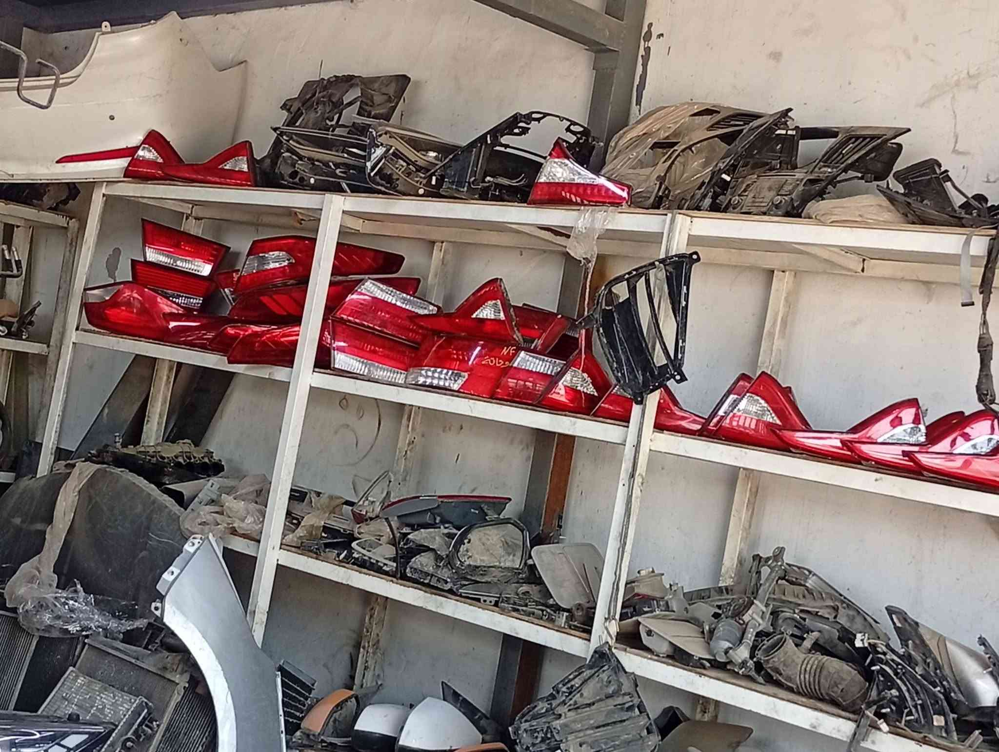 السلام عليكم وصول بك لايت جنطة // ومراية جانبية // سوناتة من 15الى الى17 نضافة زيرو وكمية خير وتدلل اي استفسار اتصال 
***********//موجود وتساب

نص مكتوب في الصور:
- سوناتا 2017
- امير البديري
- 8 أبريل
- السلام عليكم توفر بك لايت مال الحنطة سوناتة من 16الى 20
- دعامية
- شوتة كاملة هبة وخرطوم
- جاملغات
- دوسلت جوة الباب
- اي شي اتريد سوناتة من 16الى 20
- موجود *********** امير البديري
- 12+