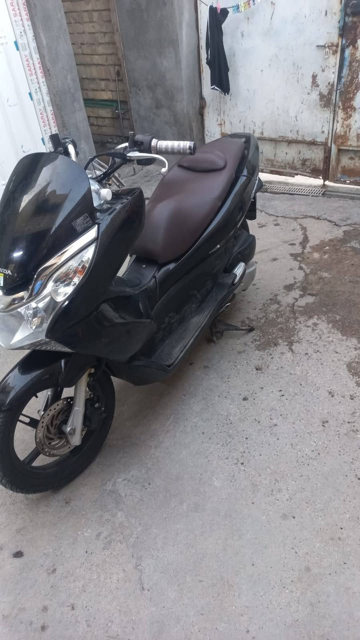 Pcx جيل اول للبيع
مكينة 125
كفرات بلادية 
كهربائيات كلها شغالة 
الدراجة مكفوله كفاله عامة 
السعر 1250 وبيها مجال 
بغداد مدينة الصدر 
للإستفسار: ***********

