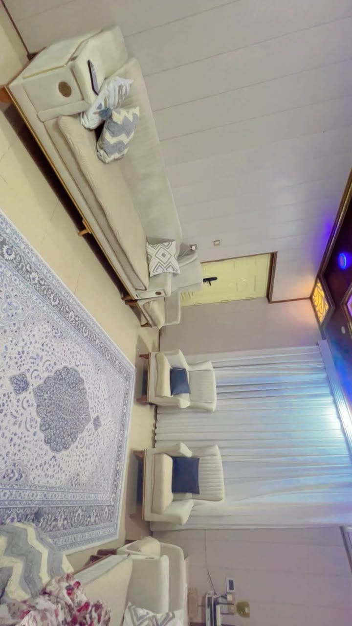 السلام عليكم 

📍📍📍📍📍دار للبيع ١٢٠م 

📍📍📍📍طابو صرف شرط التحويل 

📍📍📍دارة كناره/قريب ع المدرسة

📍📍البيت ركن ☺️نظيف كله كاشي وسقف ثانوي 

📝طابق الارضي

-مطبخ 
-استقبال 
-هول داخلي 
-صحيات 

📝 طابق الثاني
 
-غرفتين نوم 

📍للاستفسار راسلو الصفحه

او اتصال ع رقم ***********📞📞
او زورو مكتبنا عقارات گلات🏛️
 في شارع الخدمي بدارة كوناره
