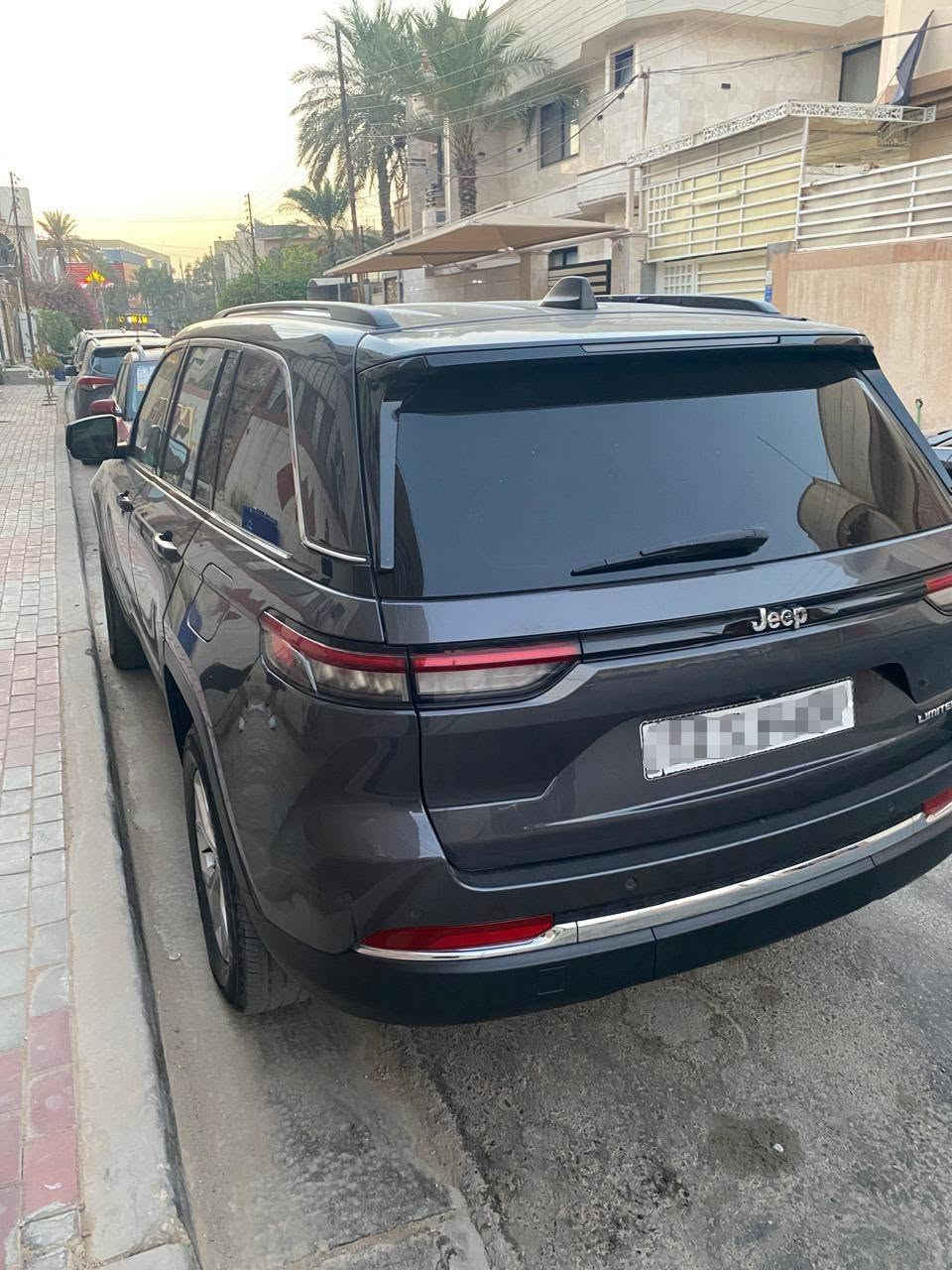 السلام عليكم
 للبيعJEEP Grand Cherokee
الموديل2024
المواصفات
1 limited فول ماعده الفتحه
تدفئه وتبريد بيها
وبل كشنات الاماميه والخلفية والستيرن همين
2 السياره تو ويل
3 ملاحظة اخوان السياره صبغ مابيها فقط خشوم الجاملغ الأيمن والايسر)..
وخشم البنيد الأيمن والايسر فقط)..
4كشنات جلد اسود كهربائية وتحكمات بيها وتدفئه
5جنطه كهربائية تفتح وقفل بلريمونت
6تشغيل عن بعد بيها (حجم المحرك 3600) v6

7 حساسات اماميه وخلفيه
8السبير منازل جديد وعدتها وياها كامله
9صدر امامي خلفي جديد بشكل عام 
10تخم تاير جديد
11شاشه بيها همين
13ممشه السياره 46 mile
 14 السعر 285 وبيها مجال 
15الرقم ***********
متواجد خاص
