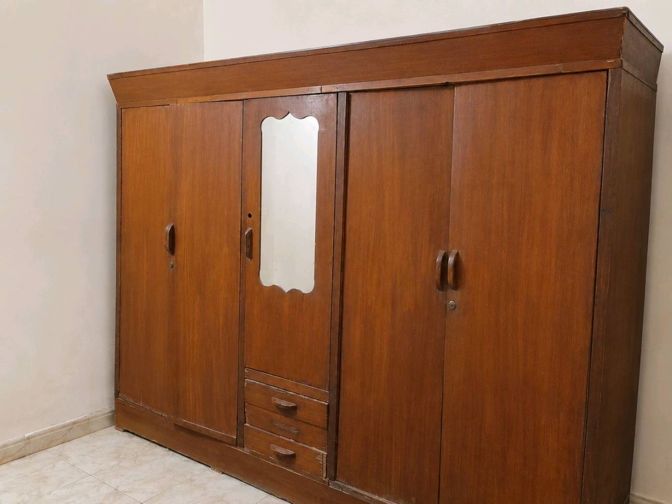سلام عليكم الكنتور سعره 85 وبي مجال ميز تواليت والزاويه كل وحده بــ30 وبي مجال 
المرايا 25 وميز المرايه 15 
 البوفيه طولها 4 مترات الا ربع سعرها 150 
العنوان/ بغداد قضاء ابو غريب 
رقم هاتف ‏‪***********‬‏