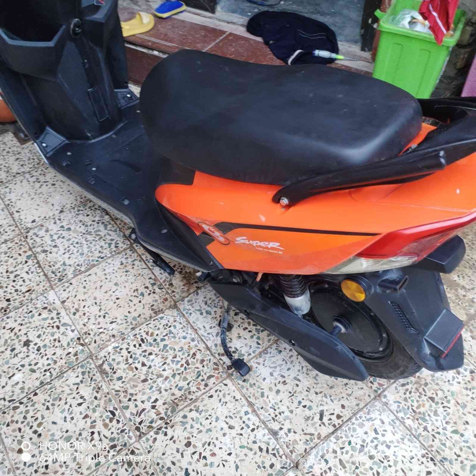 ماطور سكنس بعده بلادي استخدام قليل 6بطاريات مسطره بلاديه يقرن 10وفوك السعر 600 هاتف
***********

نص مكتوب في الصور:
- HONOR X9a 64MP Triple Camera
- HONOR X9a
- 64MP Triple Camera
- O HONOR X9a 64MP Triple Camera