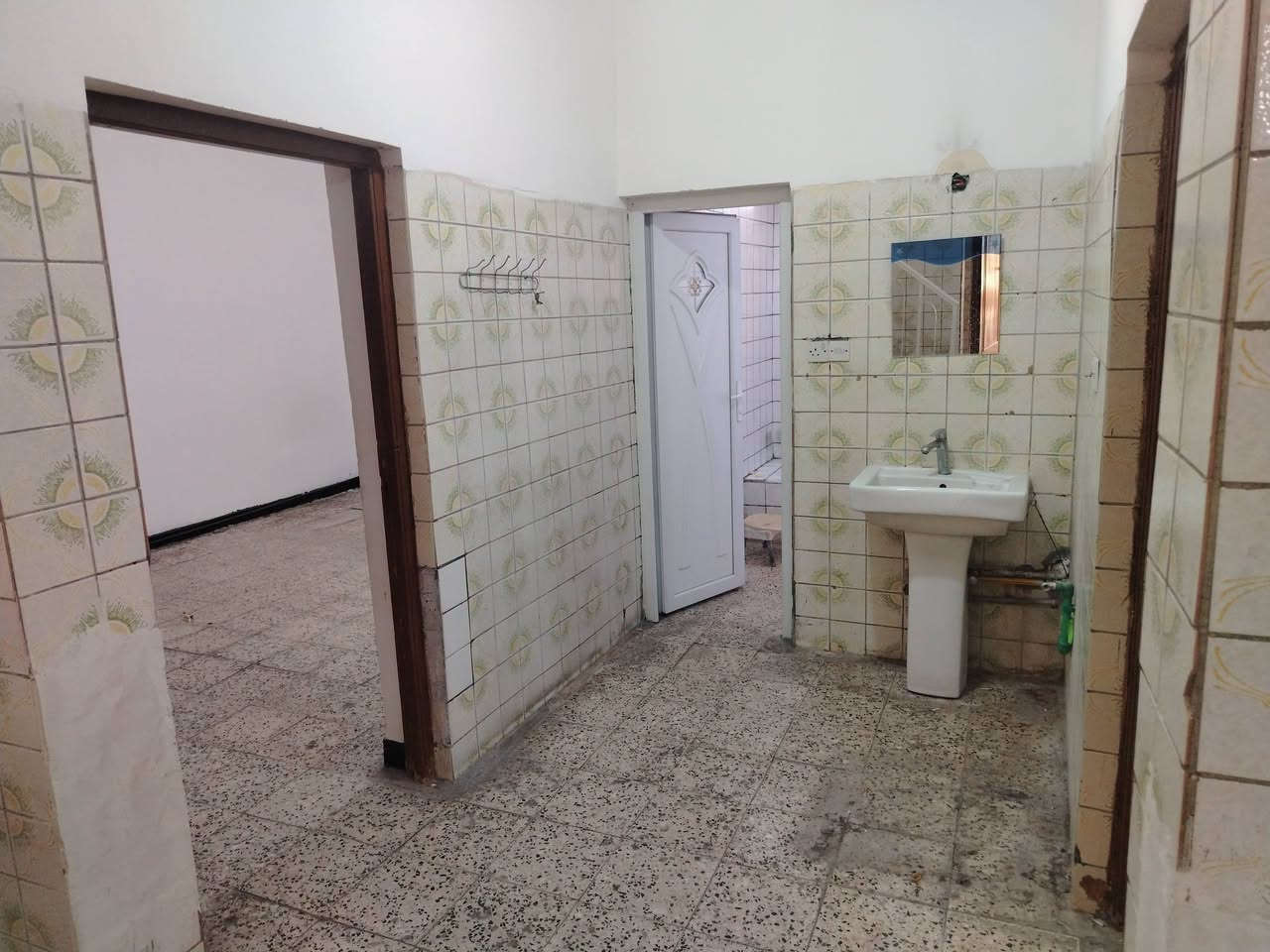 يالله. بسم الله الحافظ.                                                      للبيع للبيع. دار كلاسيك مساحة ٢٢٣ م سند منفصل يباع كاملا او نصفين حسب الرغبة للمشتري واجهة ١٠م ونصف نزال ٢٢م البناء مسلح يصلح للسكن او الاستثمار سقف ارتفاع جيد ٣ م و١٠سم والدار مرتفع عن الشارع اكثر من ٤٠ سم يقع في بغداد حي الشباب خلف مجمع الرازي الطبي مربع مرغوب جدا للاستفسار الاتصال حصرا على الارقام التالية.                                                                   ***********. او.  ***********.                                    مكتب. ركن الحافظ للعقار.   بغداد حي الشباب
