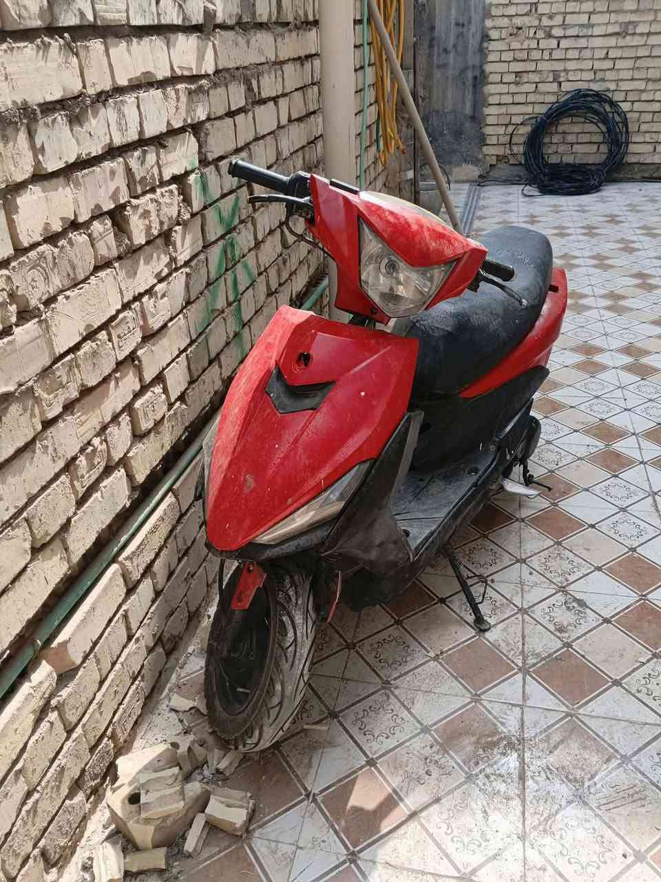 السلام عليكم
دراجه FS متروكه شغاله بس عوزه عرموطه مال هندر 
كهربائيات كله شغاله لايتات هورن
 السعر 100 
مكاني حي العال 
***********
