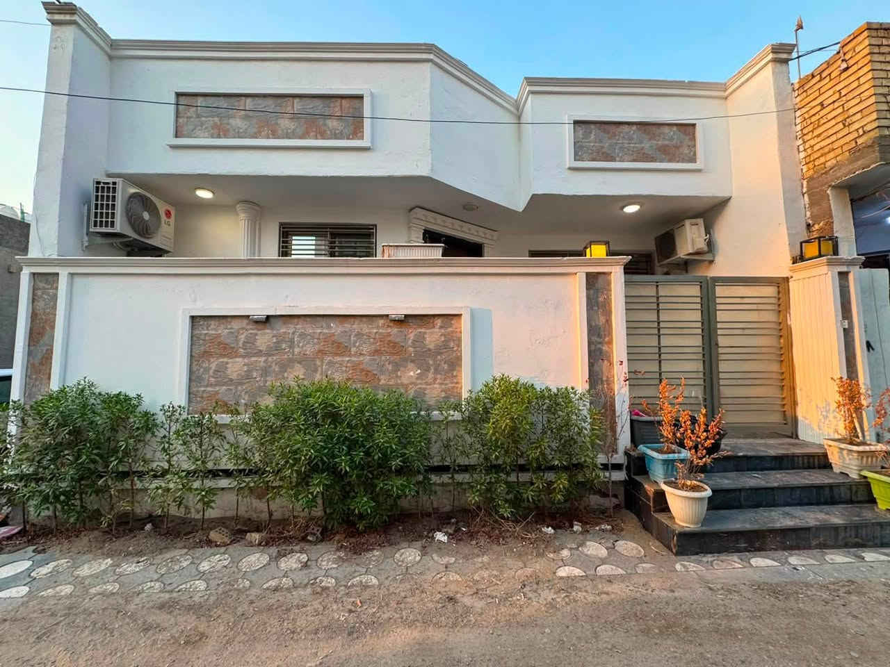 السلام عليكم 

🏠 بيت 100 م نزال شارع الوزراء طابق واحد 
البيت يحتوي على 
(غرفة + صالة + مطبخ + حولي + خدمات صحية + منور عدد 2 +طرمة ) 
- البيت للبيع او رهنية بيع او رهنية 
- امامكم فيديو كامل التفاصيل بي 
- البيت واجهة 10م والنزال 10م 
-البيت يحتوي على مدخلين 
- للتواصل والاستفسار 
***********
