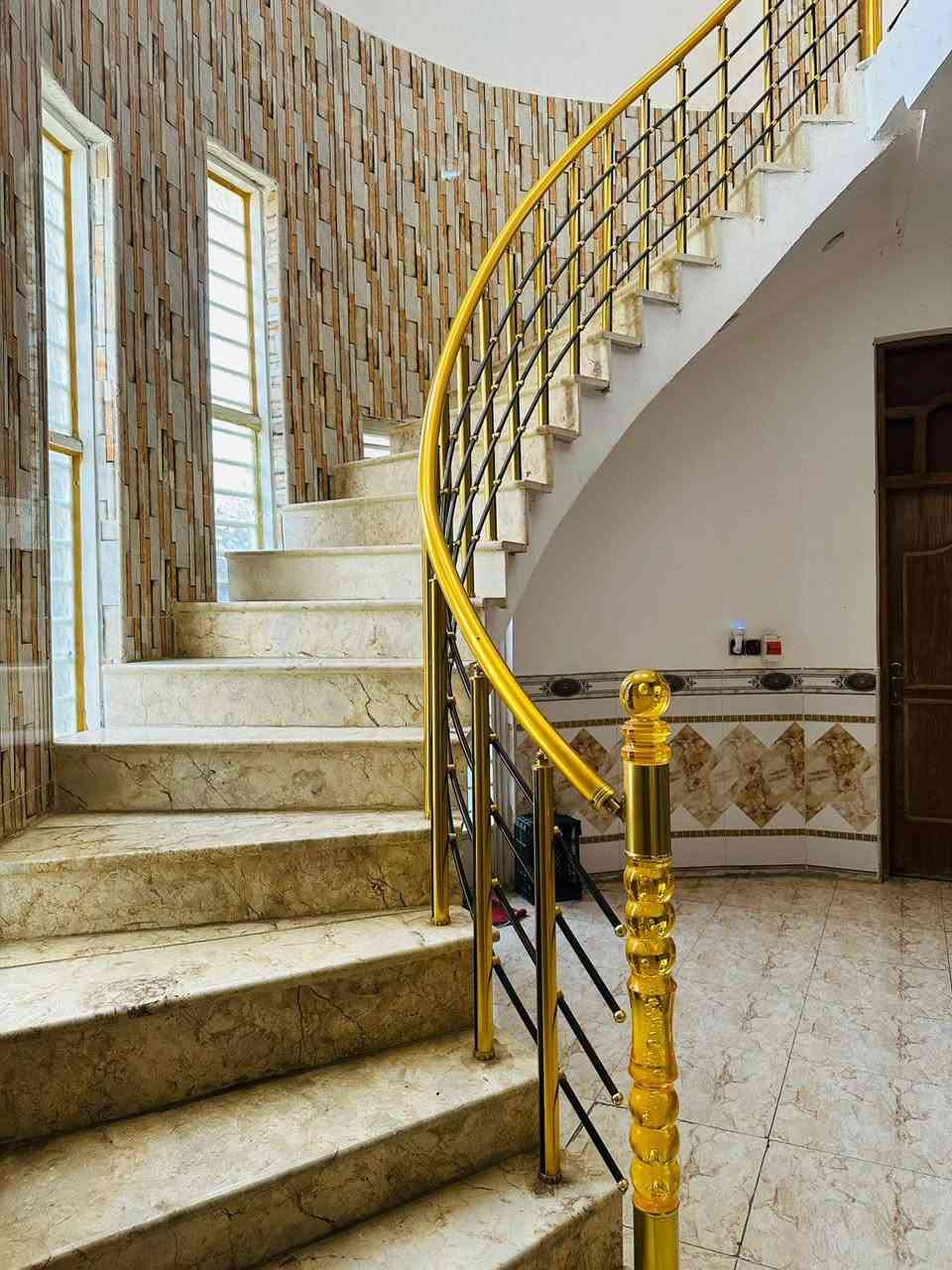 بيت للبيع مساحه ٢٠٠ نهاوند شارع عشرين طابقين لاستفسار تصل ***********
