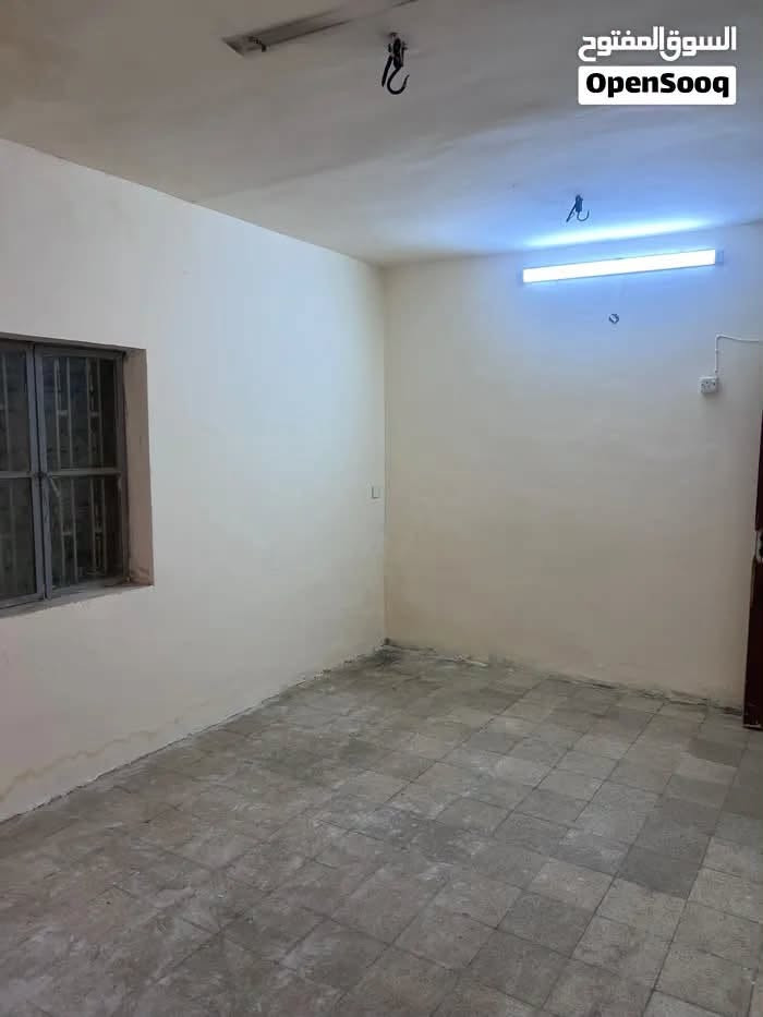 بيت كلاسك طابق ارضي معزول للايجار في يرموك حي نفط مساحه عقار ١٧٠ متر يحتوي على
غرفتين نوم

صاله

مطبخ

صحيات

منور + كراج سياره

سعر الايجار ٨٠٠ الف عوائل للاستفسار ***********

نص مكتوب في الصور:
- السوق المفتوح OpenSooq