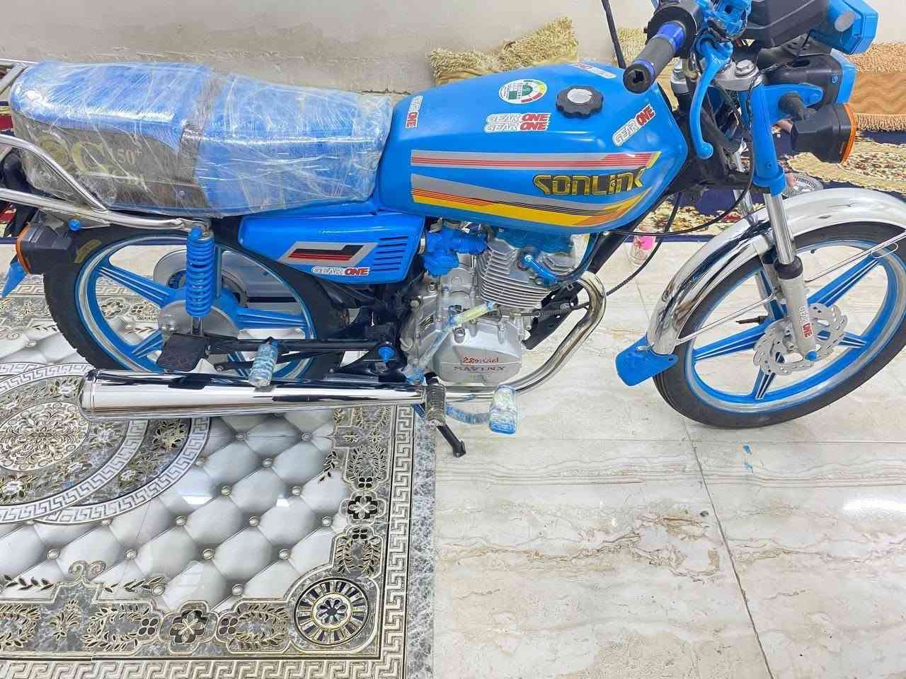 دراجة سونلك سيفان خمسة كير ( اوراق سكنر ) موديل  2022  معمرة تعمير جديد ما نقصها اي شي كهربأيات اشاير سلف ضفيرة كلة جديد مكينة ناعمة سعرها 500 وبيها مجال 
مكاني بغداد الشعب (*********** واتساب )
