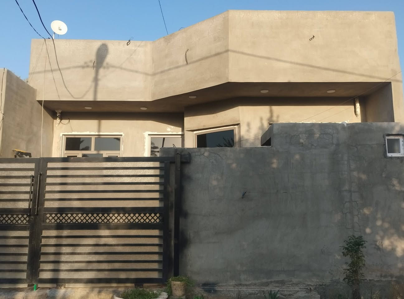 السلام عليكم دار سكني للبيع زراعي سند25 مساحة الدار 150م موقع الدار ام العضام ركة شفته ***********

