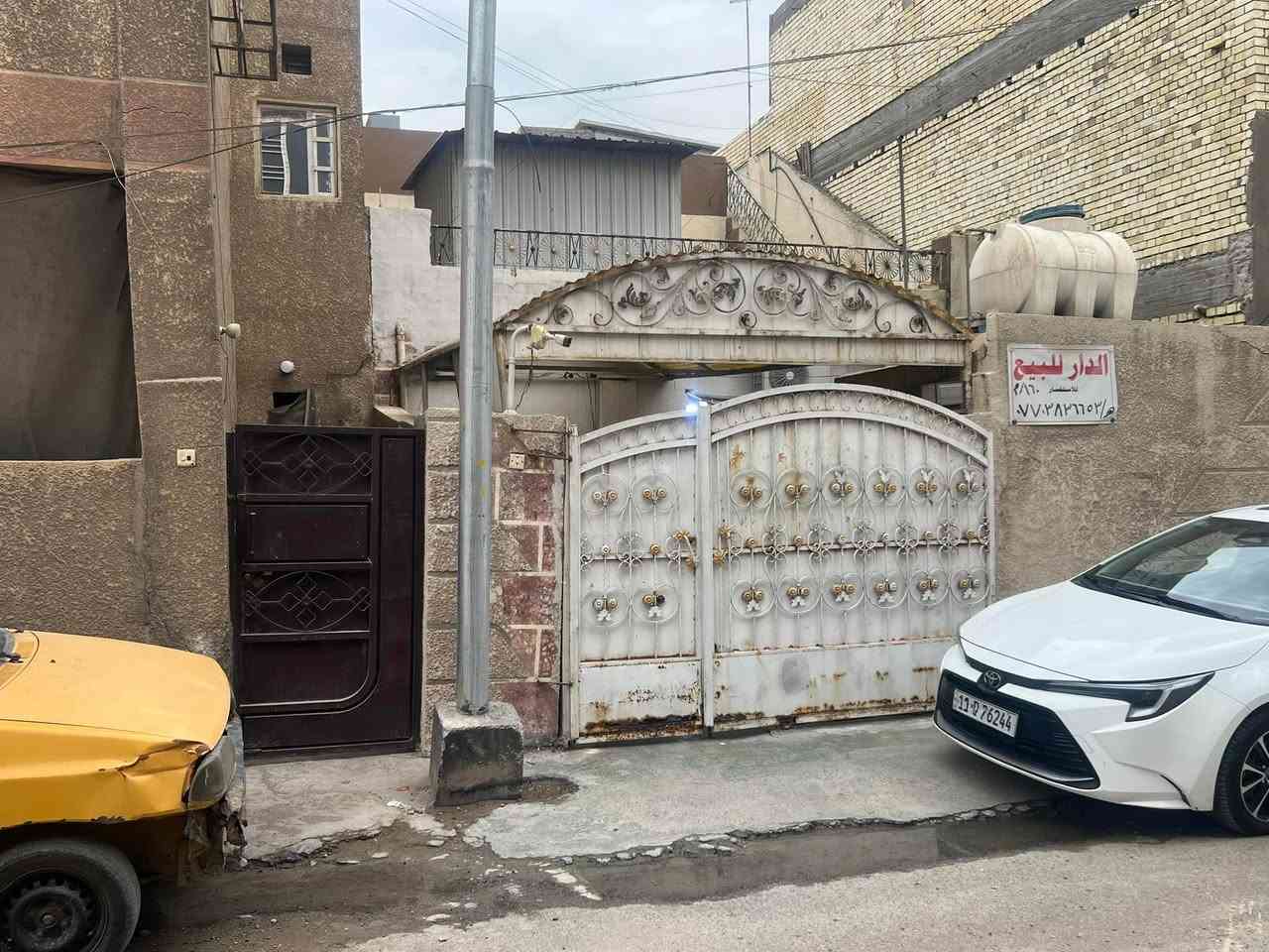 السلام عليكم…
البيت للبيع 
مساحة ١٦٠ متر 
واجهه ٨ متر
نزال ٢٠ متر
طابقين البناء
مدخلين
الطابق الارضي كراج واستقبال ومطبخ وصالة وغرفة نوم وصحيات
الطابق الأول غرفتين نوم وسطح

البيع واقع حال قطعة ارض
العنوان : المشتل، شارع الجامع قرب مدرسة الرازي الابتدائية فرع السمجة .
معرفة السعر الاتصال على رقم صاحب الدار
***********
