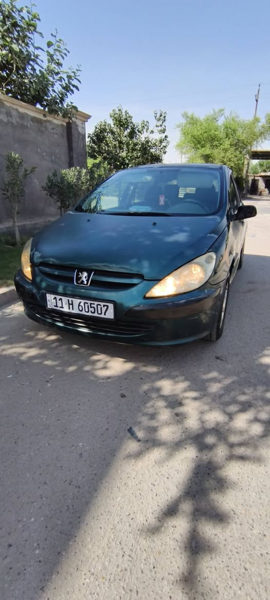 بيجو فرنسي 307 موديل 2005  رقم بغداد إنكليزي سنويه  لغاية 2030 بسمي السياره جارده.. وبيها ضربه على البارد الباب الخلفي جهة السائق محرك وكير حاويه .تبريدها خير من الله ثلج+ تدفئة بيها منظومة غاز حكومية 40 لتر..تخم تاير حتى السبير جديد بعده مانازل الگاع..وعدة متكامله.. الداخل على الابلاد.. مكانها بغداد الشعب.وسعرها 41 او مراوس 7 راكب/..***********..
