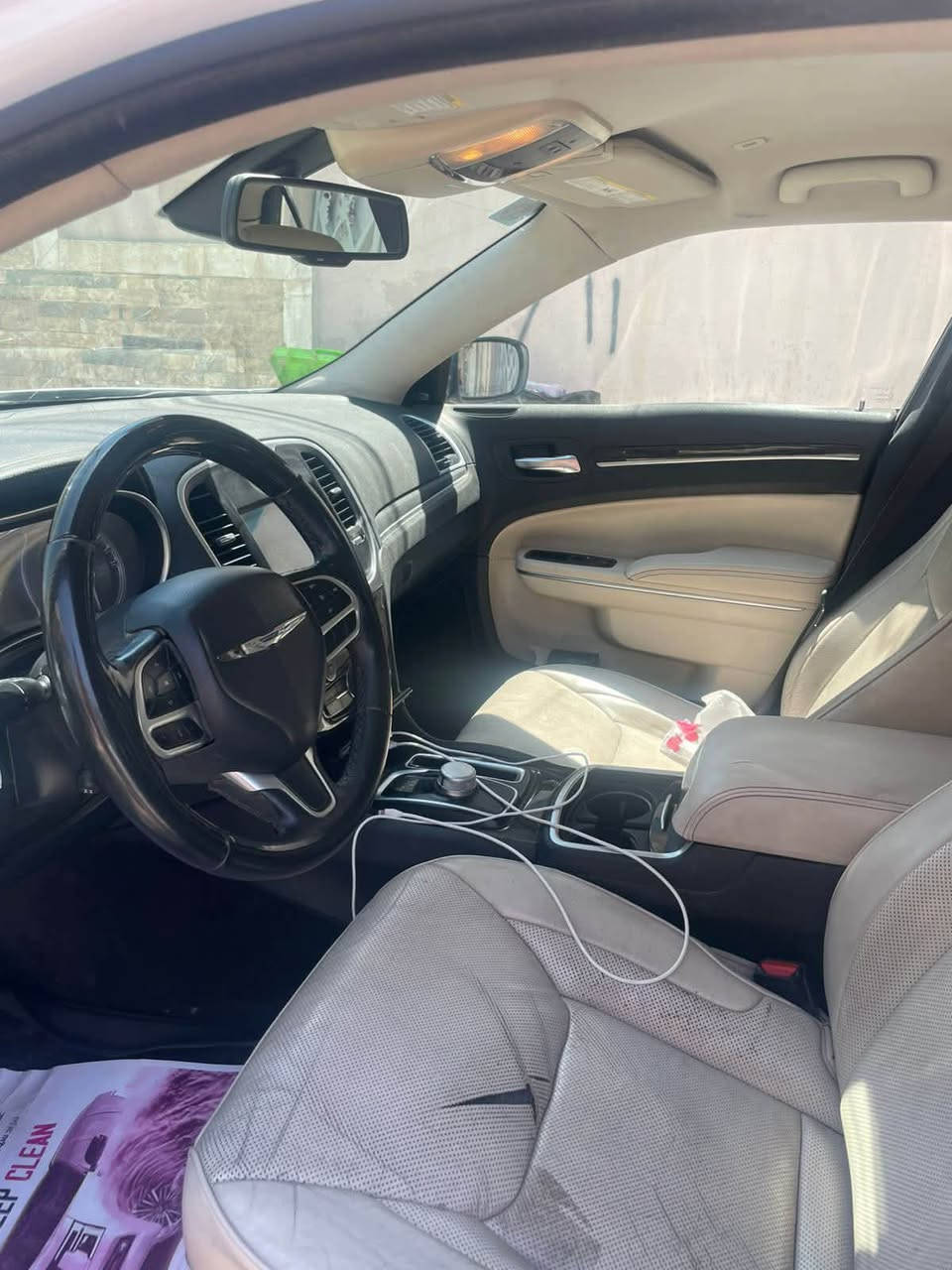 السلام عليكم كرايسلر c300 تورنك لون ابيض 2018 رقم بغداد ماشيه 200 الف كيلو مو ميل محرك 6 سلندر 3600 السيارة حادثهة مال امريكا موجود بالصور وبيهة 3 مكانات بارد مكاني بغداد الكرخ 
السعر 198 وبيهة مجال بسيط 
للتواصل ماسنجر أو  الرقم  ***********
