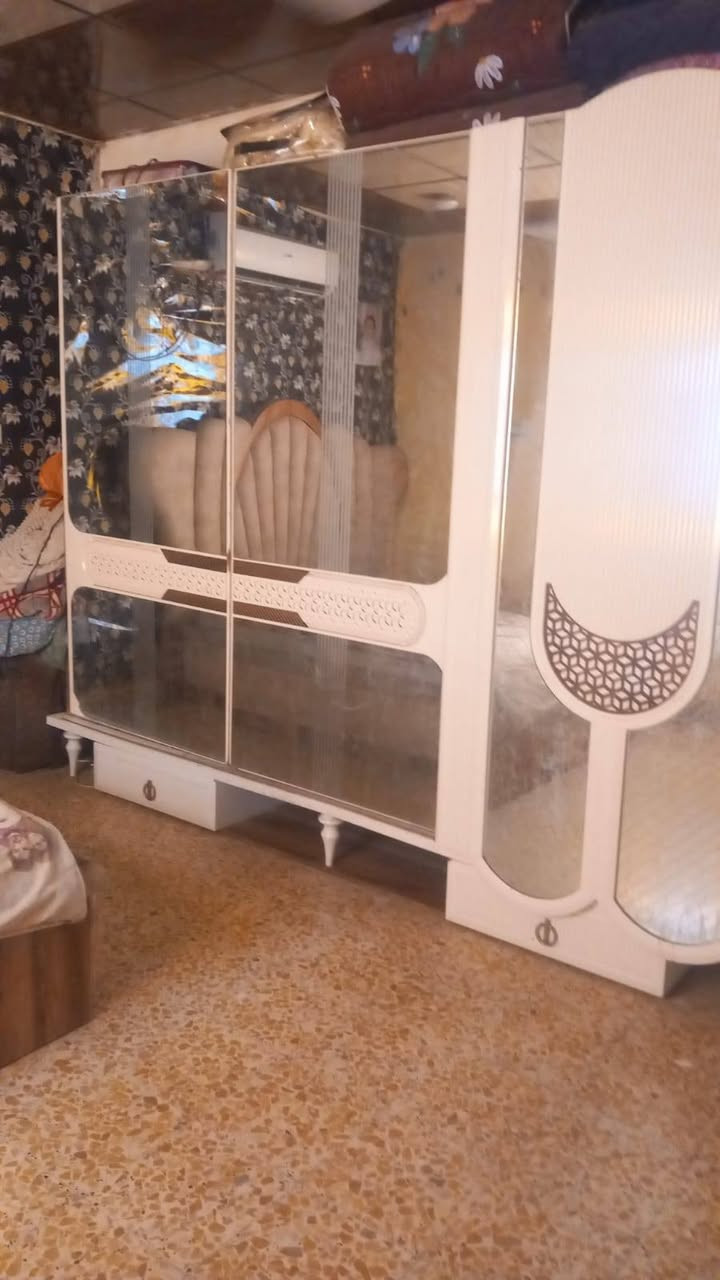 السلام عليكم غرفه نوم تركيه قويه اصليه حلوه نضيفه وجديده استخدام قليل تصوير مو حلو تجي وشوف بعينك مكان ابي الخصيب كوت ضاحي سعر 300 وبيها مجال شراي يجي خاص ادزله رقم صاحب الغرفه
