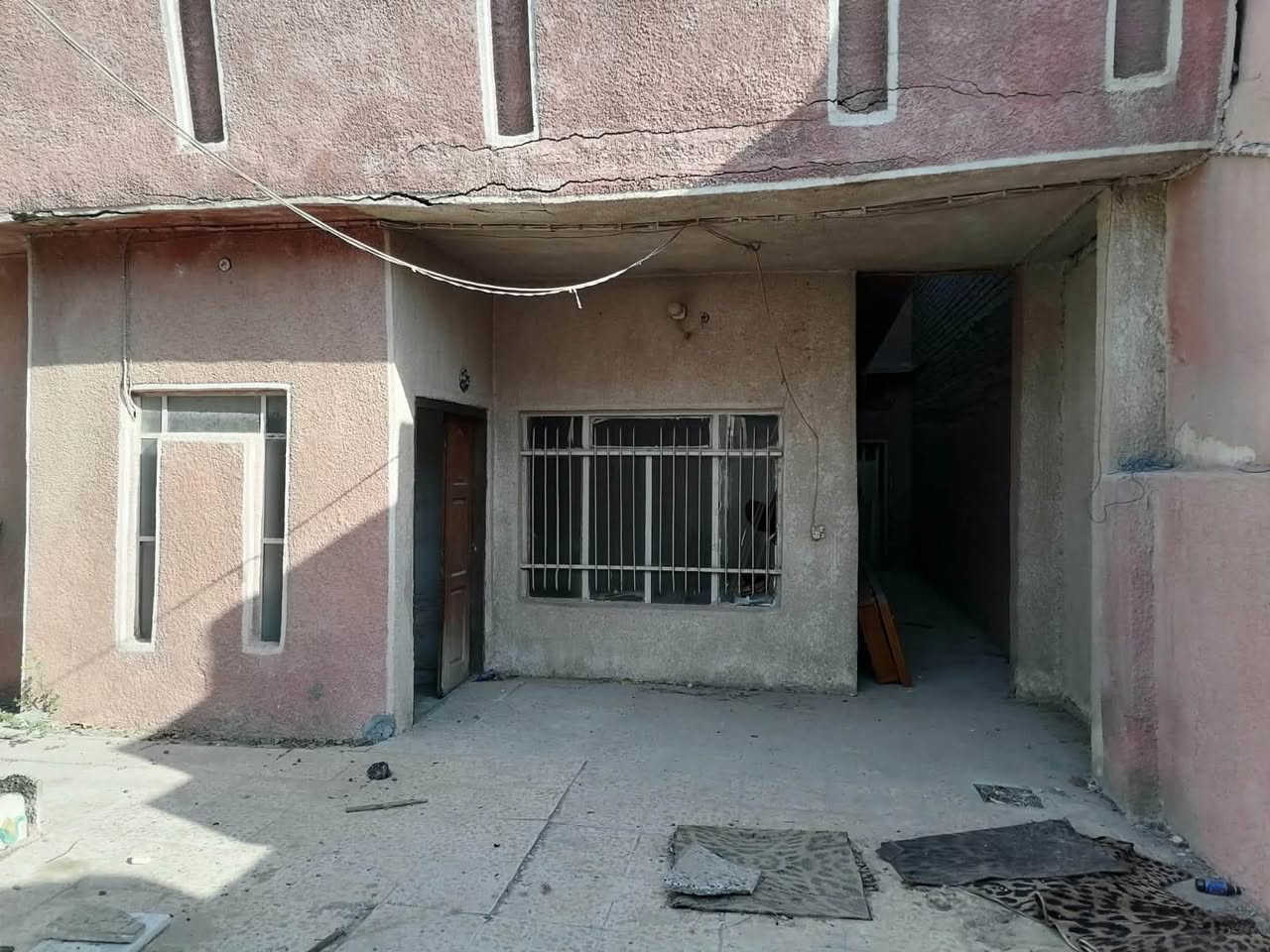 سلام عليكم بيت 120متر طابقين الطابق الارضي يحتوي على استقبال وممر يدخلك عل مطبخ وغرفه نوم وحمام داخلي الطابق الثاني يحتوي على غرفه وحمام العنوان بغداد العبيدي الشهداء الثالثه قرب مدرسه عمر ابن عبد العزيز البيت بي ملاحضات خارجيه وداخلي الخارجيه فقط الستاره طايحه السعر 125مليون واقبل للتفاوض الاستفسار عل الرقم ***********
