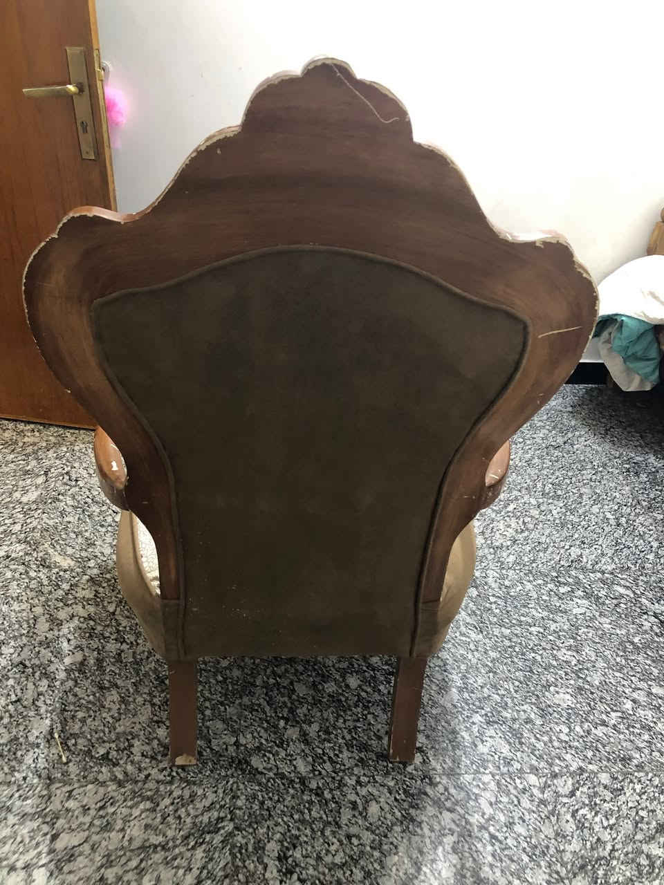 تخم مصري ملكي 
بحالة جيدة جدًا مثل ما موضح بالصور 
راحة اليد (التجوة) غير مكسورة 
اسفنج طبي 
قنفة ام 3 مقاعد عدد (2) 
مقعد تك عدد (2) 
المجموع (8) 
السعر 220 وبي مجال 
***********
إتصال سيمكارت غير متوفر واتساب 
بغداد مدينة الصدر
