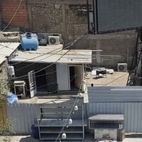 السياج الي بالصوره والكرفان هذني للبيع مع ٢ بوب حديد واحد PVC للتواصل ...