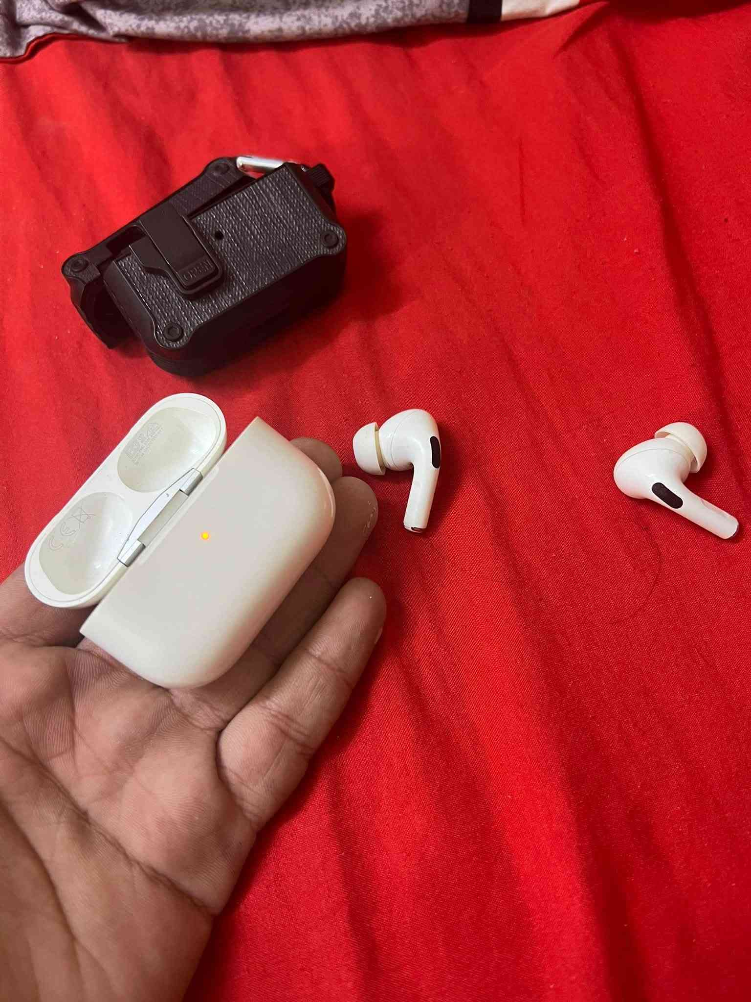 🎧 AirPods Pro 2 أصلية للبيع
السماعة أصلية 100% وموجودة ويا علبتها، وتشتغل بصورة طبيعية من ناحية الصوت والاتصال والتشغيل ✅

🔹 السماعة نظيفة وحالتها مرتبة
🔹 الصوت واضح
🔹 العزل والشفافية يشتغلن
🔸 ملاحظة: أكو وشوشة خفيفة جدًا تظهر عند تشغيل عزل الضوضاء أو الشفافية، ومن تطفي هذي الخيارات تختفي الوشوشة.

💰 السعر: 120,000 دينار
بيه مجال بسيط كلش
