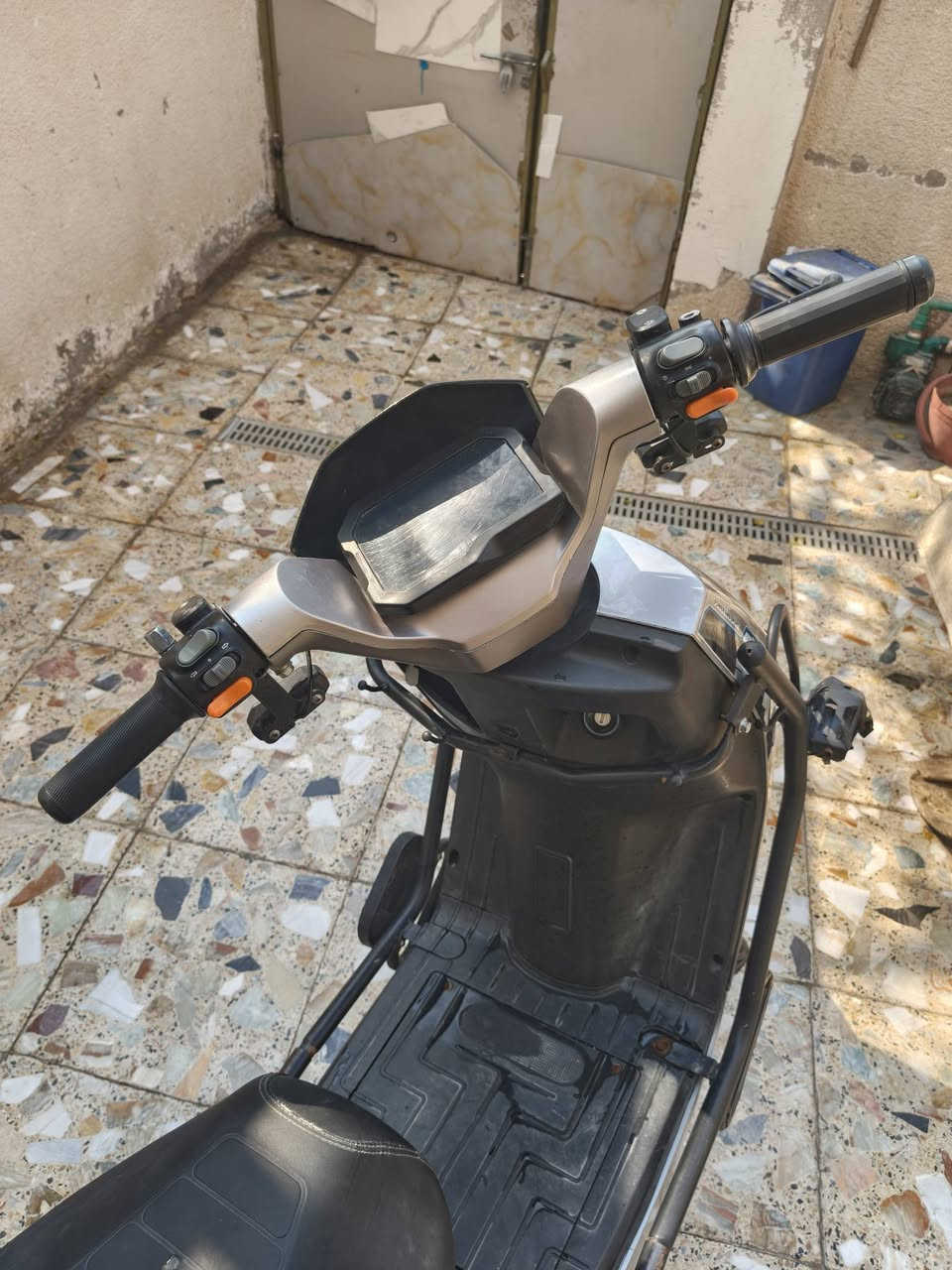 دراجة شحن اسمها GT شعار الأسد 🦁

دراجه حيل نضيفة من حيث الكفرات وإلكترونيات 80%✅

بس مشكلتها يطلع اشعار ECl ⁉️ما اعرف مشكلته والملف ما يشتغل 
6بطاريات دبل الكبار تمشيك من الامين الى الامام الكاظم (ع) وترجعك وملفها 3800w🔥

اريد ابيعها على اسكاطة 525💵وبيها مجال 

📍عنواني الامين الثانية قرب افران استنبول 

للتواصل على الرقم ***********
