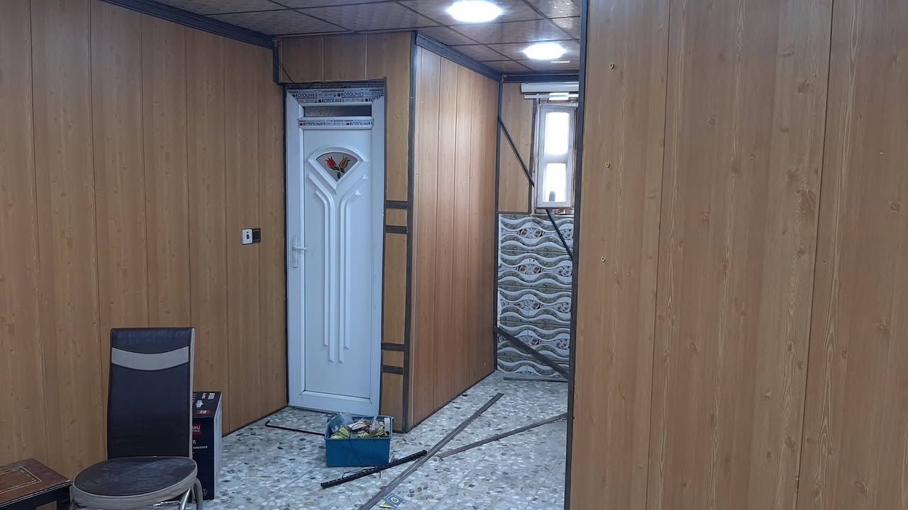 شقق للايجار تجاري  سابقا كانت شركة مقاولات تم تفريغها حديثا تصلح لان تكون مجمع طبي او عيادات او مكاتب او شركه البنايه ركن على شارع قطر الندى الرئيسي بجانب فرع معمل الببسي تتكون كل شقه من غرفتين وصاله وصحيات ومطبخ مع بالكونات  على الشارع الرئيسي طابق اول واليكم الصور لكل شقه مع تقديري واحترامي للجميع هاتف***********
