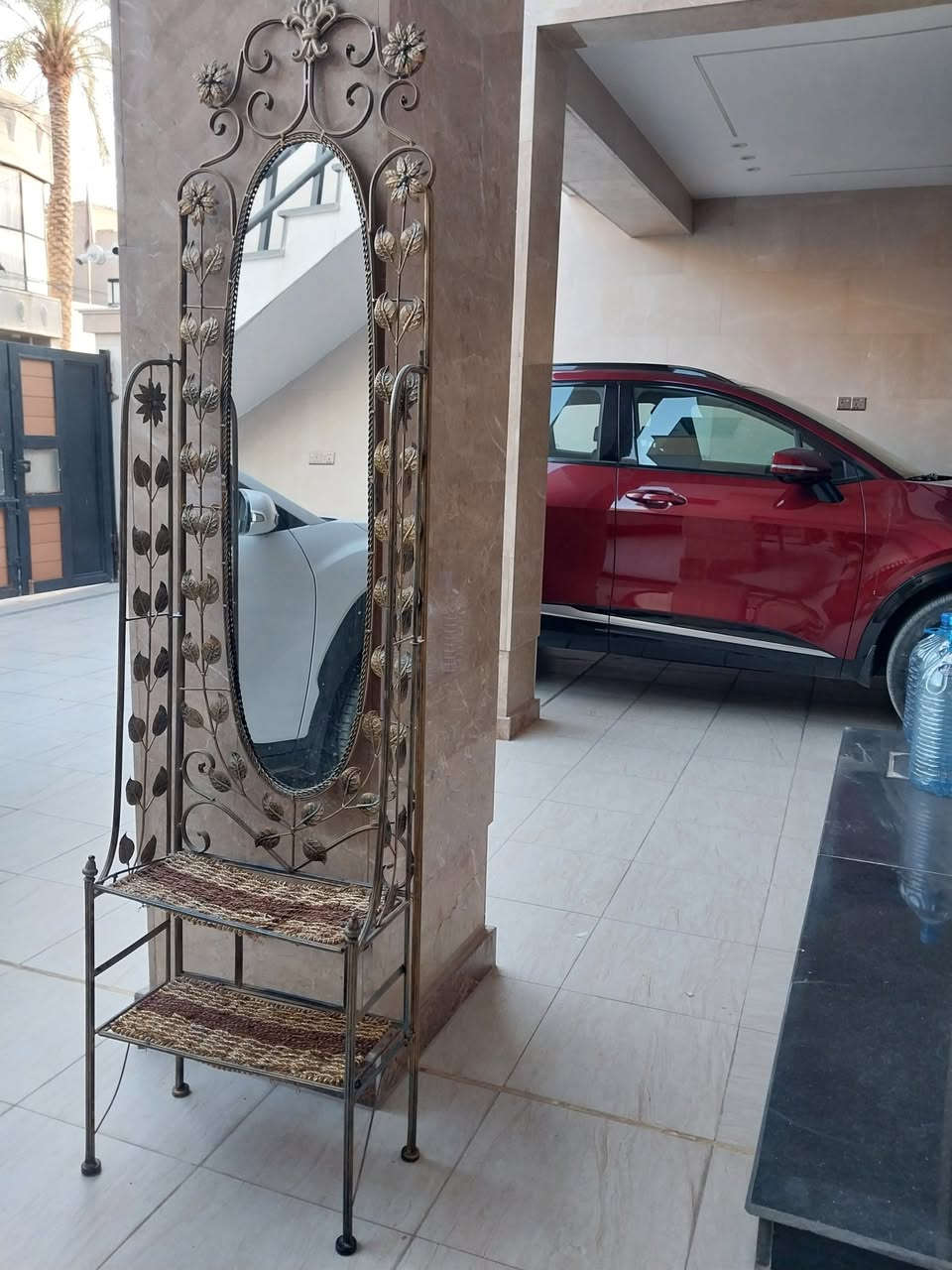 مراية جميلة تراثية بسعر مناسب الطول مترين  ..تحفة انتيكية 
السعر ٨٠. الف
بغداد جهاد
***********

