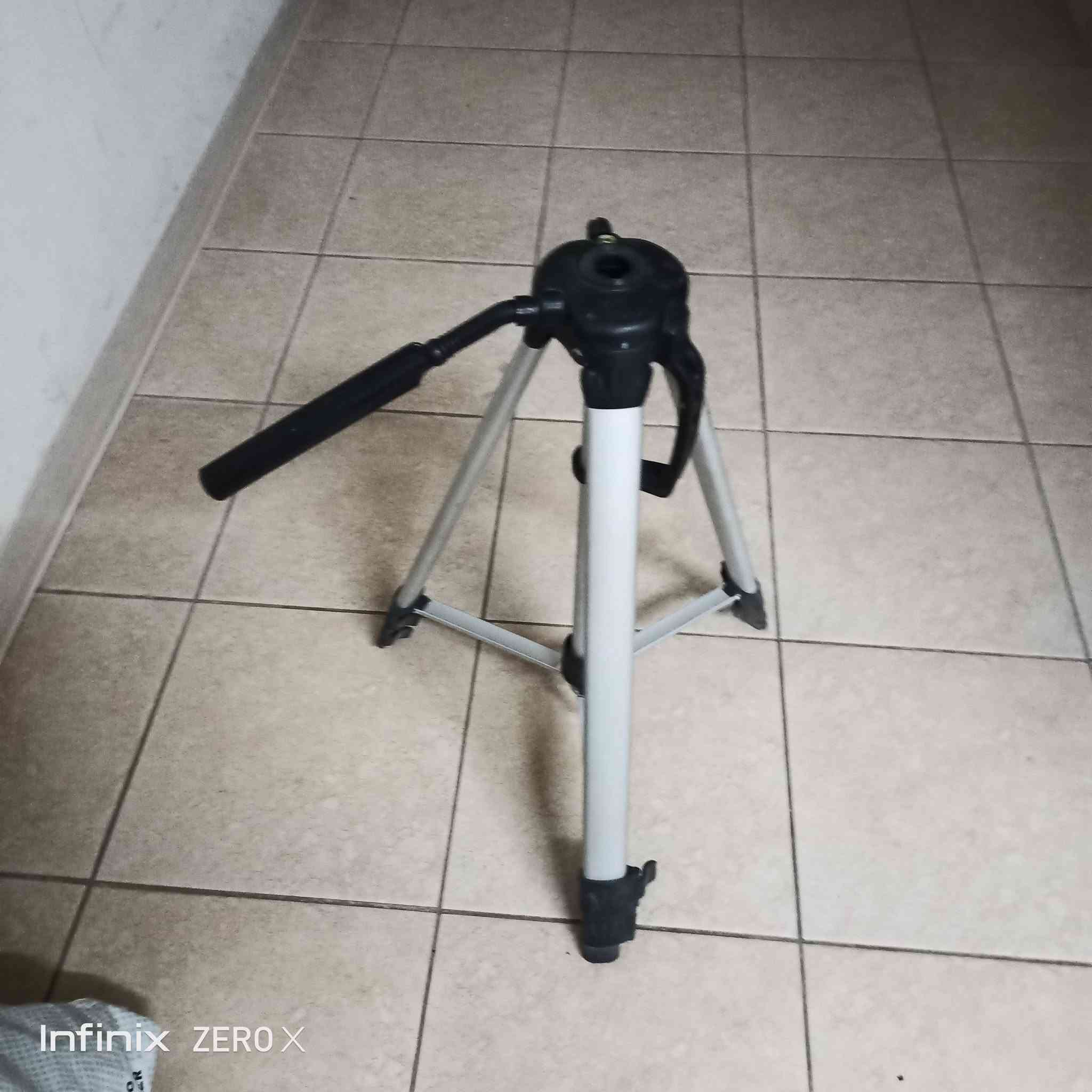 السلام عليكم
كاميرات نوع سوني عدد 3شغالات مع شاحنات عدد 2 نقص بس بطارية واحدة
Handy cam sony
 مع ستاند مستعمل عدد واحد 
السعر كلي 275 الف
***********

نص مكتوب في الصور:
- Infinix ZERO X