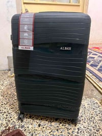 جنطه شبه جديده لان ما مستعمله بس تورطت جبتهه جبيره كلش واني اسافر وحدي...