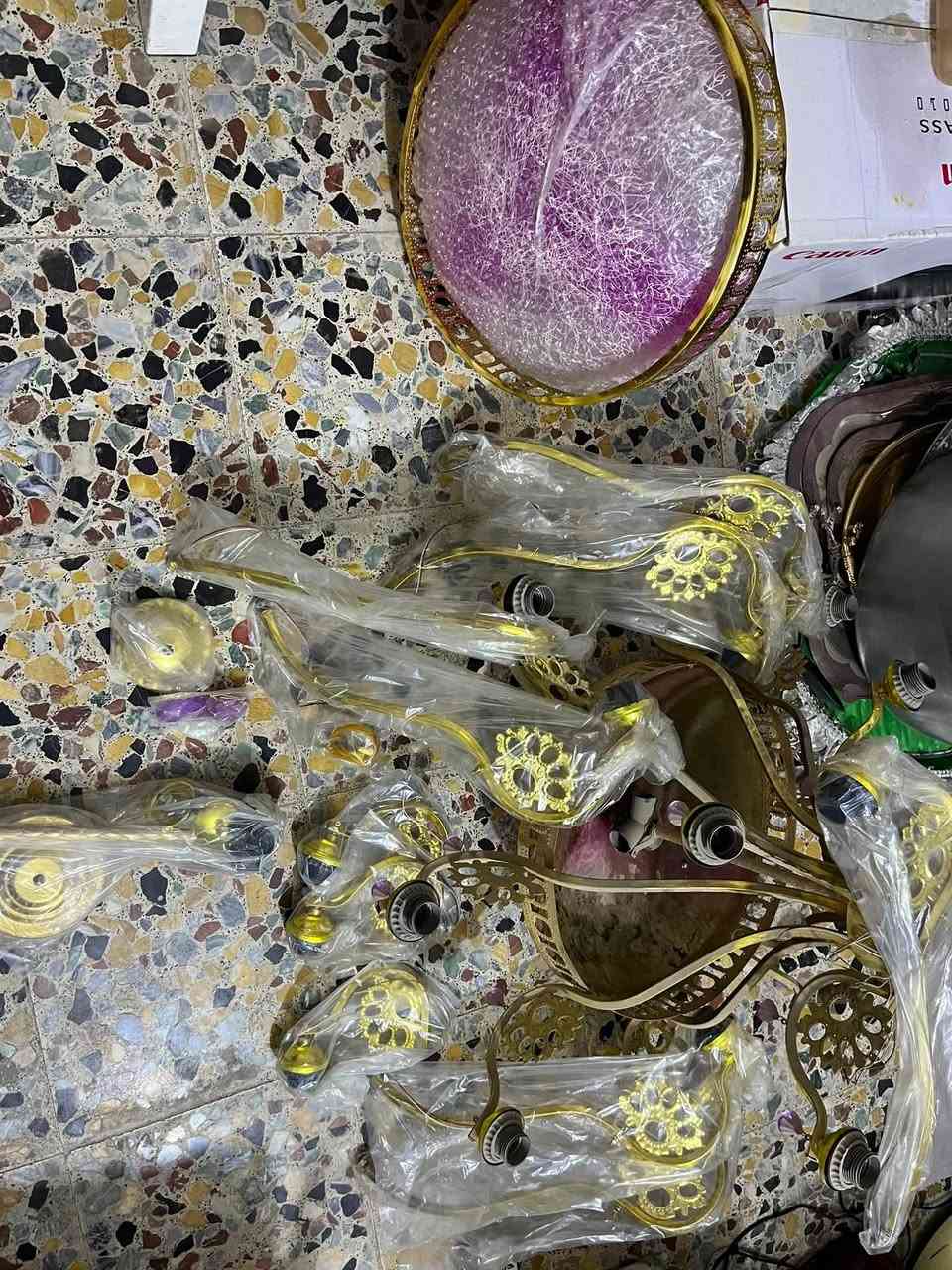 السلام عليكم عندي ثريات بل جيس جديدات بمعنى الكلمة ثنين كبار وحدة من كبار مشدوده كامله وحدة بل كارتون واربعه براكيت صغار مكان بغداد الكمالية سعر خاص أوتصل ***********
