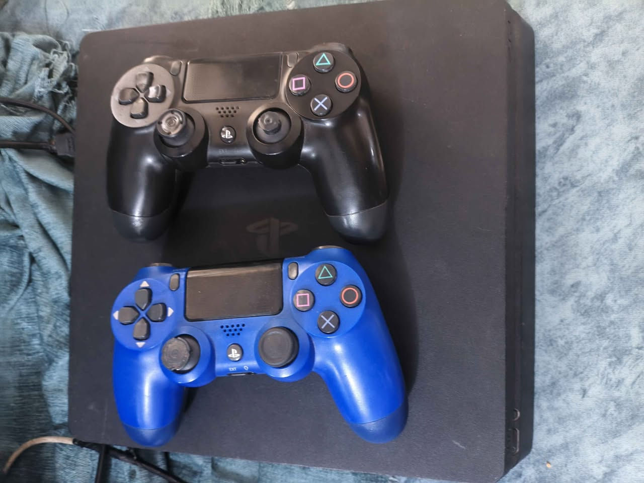 السلام عليكم بلي 4 سلم مهكر 12.5 
يحتوي على 6 العاب كلهن عربية 
gta مهكرة ونظام مودات كامل عربية كلشي بيها مفتوح
/ فيفا 26 وبيس 16  + كود اوف وور اخر جزء  
Gta 3 + سبايدر مان 
يدات 2 نص عمر البلي ماداخل صيانه ولابي خلل بس شويه الكفر الخلفي انثلم ممأثر ع بلي 
*********** حله واتساب او خاص حلة, بابل
