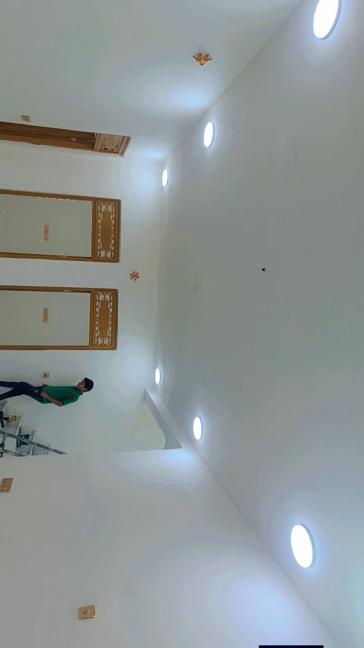 السلام عليكم بيت للبيع مكان الديوانيوبراني ومجمع صحيات داخلي وخارجي ومطبخ داخلي وخارجي وبي محلات ع الشارع وحديقه 
للتواصل على الرقم 
***********ه الدغاره منطقه زبيد الثالثه المساحه 500م والبناء200م  لثلاث غرف وصاله 
او المراسله
بناء حديث
