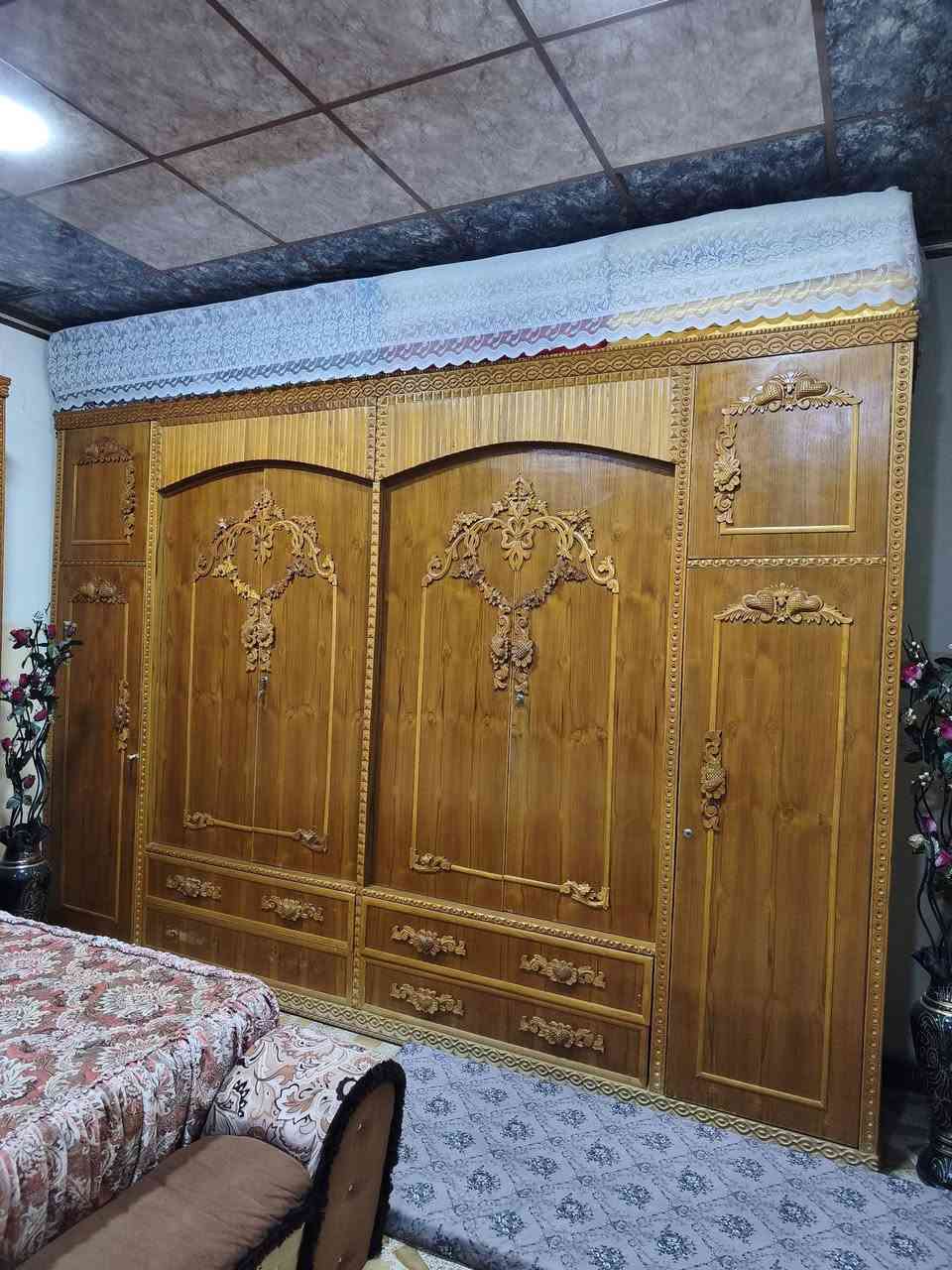 السلام عليكم غرفة اخشاب للبيع 
خشب شرط اصلي ثخين 
لل استفسار عن السعر ***********
