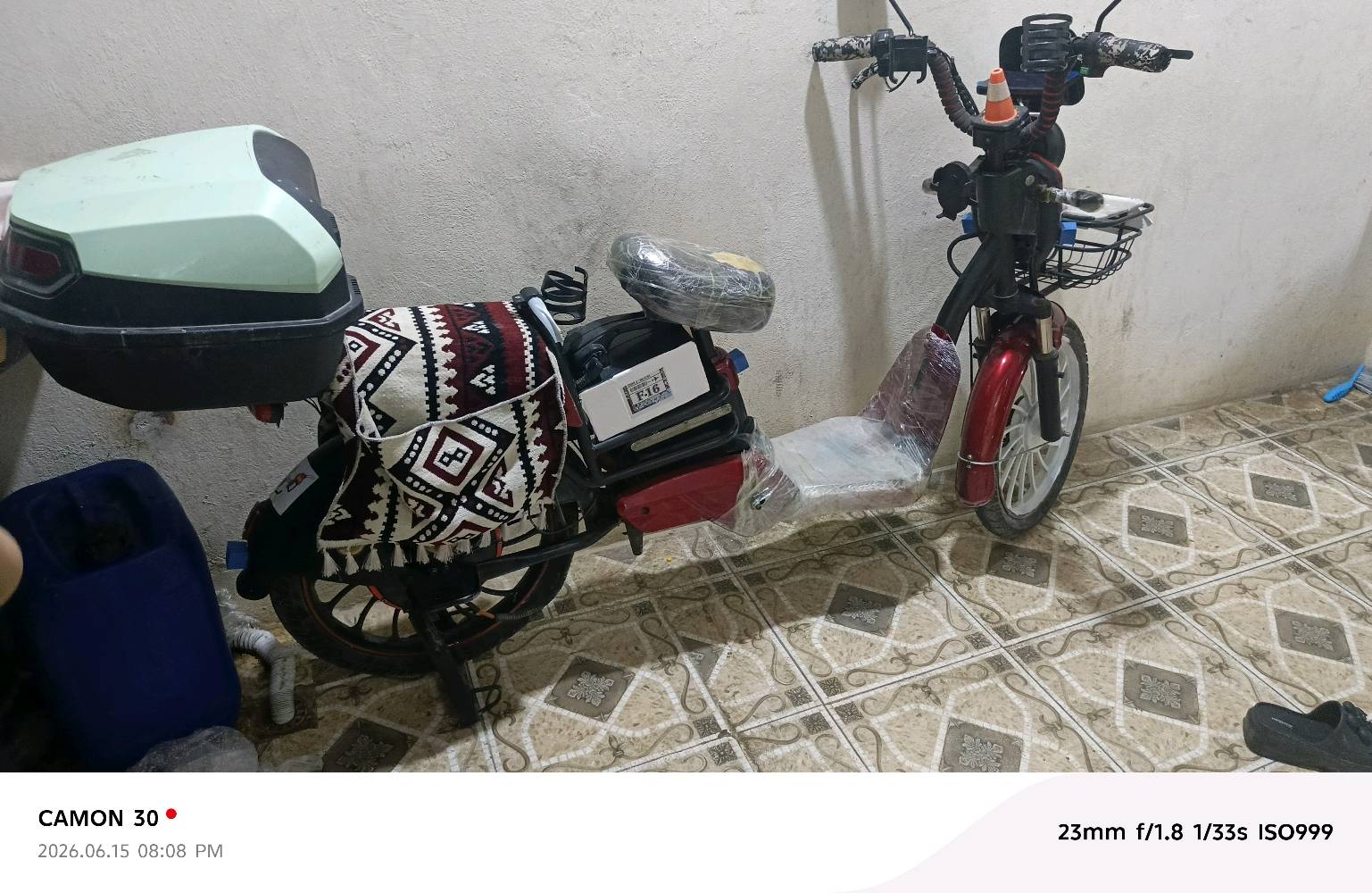 دراجة كهربائية (سكوتر) للبيع بسعر مناسب جداً!
​السعر: 300 ألف دينار عراقي.
​الحالة: نظيفة جداً وبحالة ممتازة (بعض الأجزاء ما زالت بتغليف الشركة الأصلي).
​المواصفات والملحقات:
​صندوق خلفي كبير وقابل للقفل لحفظ الأغراض.
​سلة أمامية متينة لحمل الاحتياجات اليومية.
​إضاءة أمامية LED قوية مع مرايات جانبية.
​ويل كب أبيض ونظيف.
​شاحن أصلي وبطارية بحالة جيدة.
​الموقع والمعاينة: النجف - حي العسكري (مقابيل كازينو أبو يوسف).
للتواصل والاستفسار: ***********