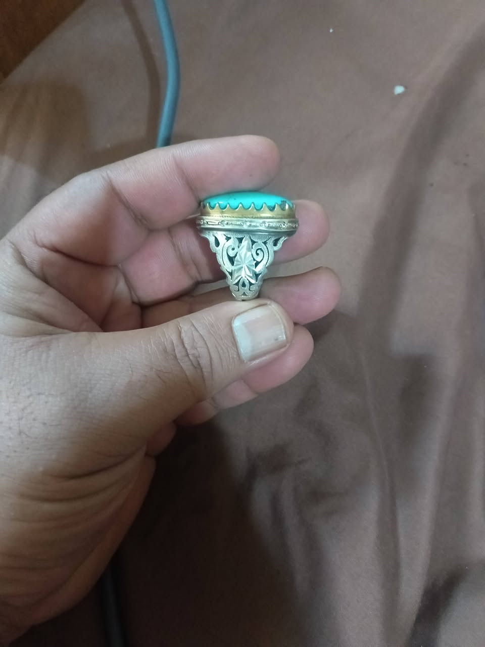 السلام عليكم فيروز نيشابوري
الحجر 3سم 
صياغة يدويه الصائغ محمدي 
قياس الخاتم من 24 إلى 26
السعر تقييم اهل الخبره والي يرضى الله بي 
***********
