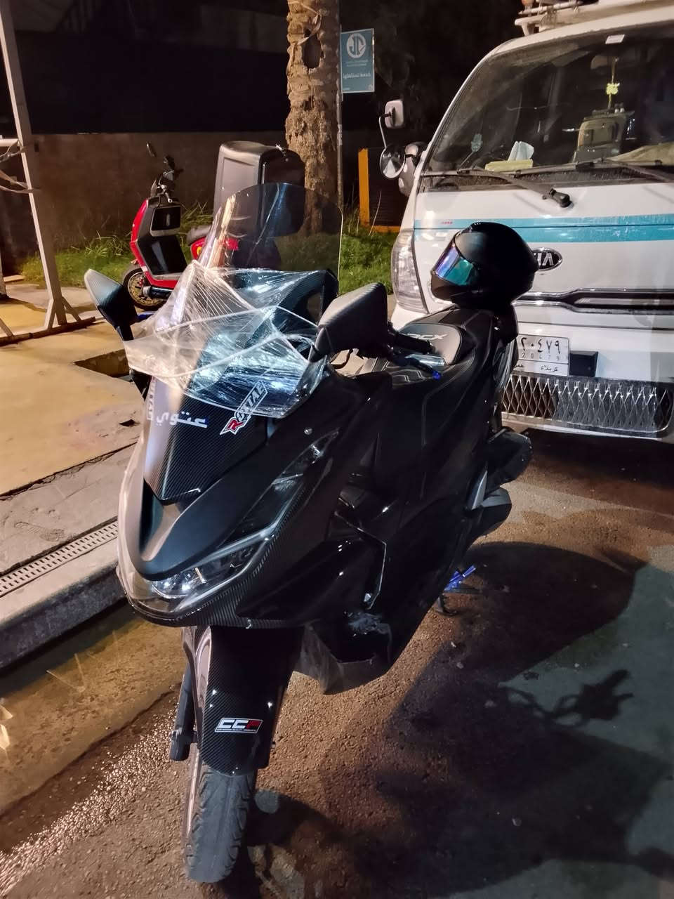 سلام وعليكم PCX جيل رابع كوري
دراجه نظيفه جدا وماصارلهه اربع اشهر من نازله 

مواصفات 

حساس ازدحام،ستان كهرباء ، مغلفة بل كامل فايبر كابرون 

وبيها تزويد مثل ماتشوفون بل صور عليها شلعة ومعدل كلش حلوه 
وماشية فقط 13 الف حقيقي 
دراجه عيبهه الوحيد سويت بيها حادث بل صفحه مصورها اني بس 

هاذه عيبها دراجه  سعرهه ١٨ ورقة وبيهه مجال مكاني بغداد البلديات 

الرقم *********** بي واتساب .
