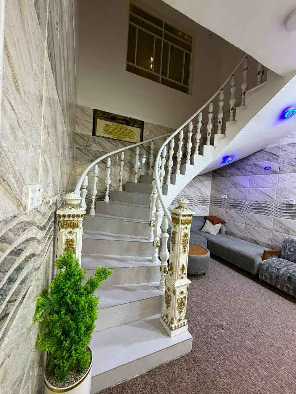 ---
*دار للبيع - الحلة - حي الصحة*

*تفاصيل دار*
- *المساحة:* 120 متر مربع
- *الواجهة:* 8 متر
- *الطابو:* زراعي - سند 25
- *البناء:* طابقين

*تفاصيل البناء:*

*الطابق الأول:*
غرف عدد 1
- استقبال
- هول
- مطبخ
- مجمع صحيات

*الطابق الثاني:*
- غرفة نوم كبيرة
- مجمع صحيات
- بيتونة
- السعر خاص

*للاستفسار:* ***********
