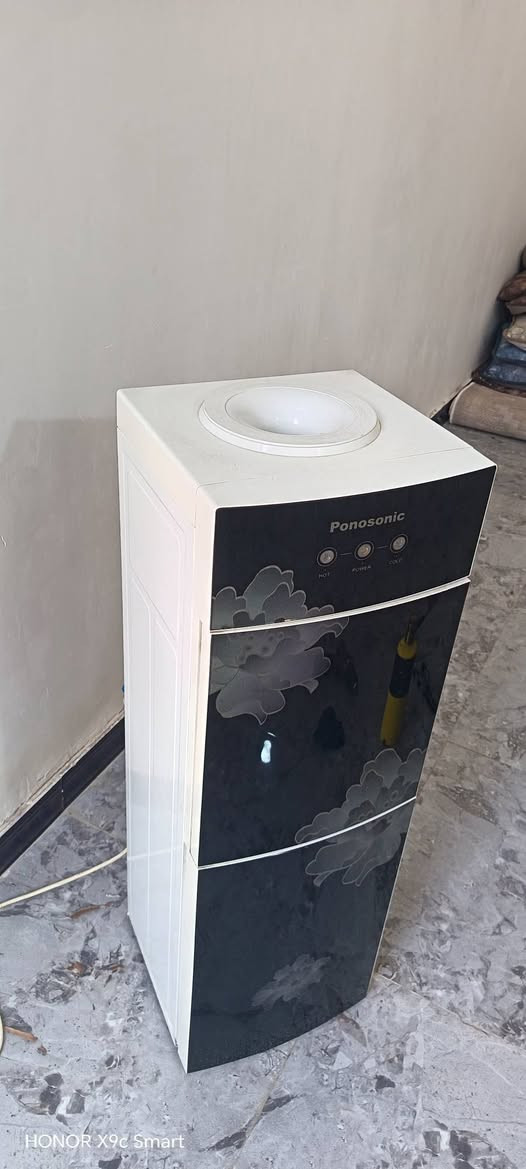 براد ماء للبيع ماء حار بارد شرط تفحص اله تاخذه بسعر ٧٥ الف العنوان الناصرية الإسكان الصناعي ***********
