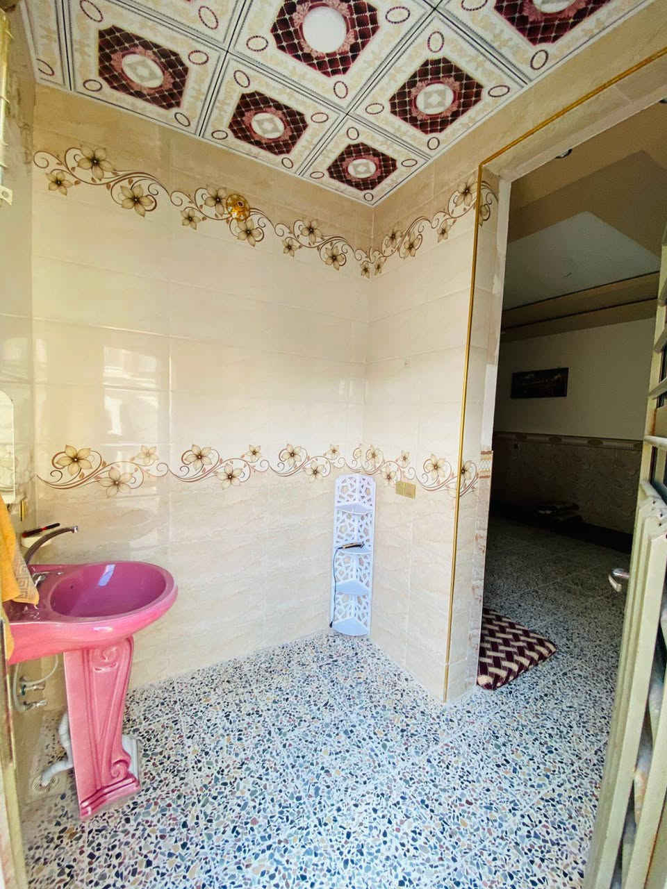 السلام عليكم بيت للبيع في حي جبيل قرب شارع 40الترابي المساحه 225 اطابق الاول كامل والطابق الثاني مسگف البيت متكون من غرفتين وصاله وديوانيه 2منور السعر80 وبي مجال الستفسار اكثر الاتصال على الارقام ***********/***********
