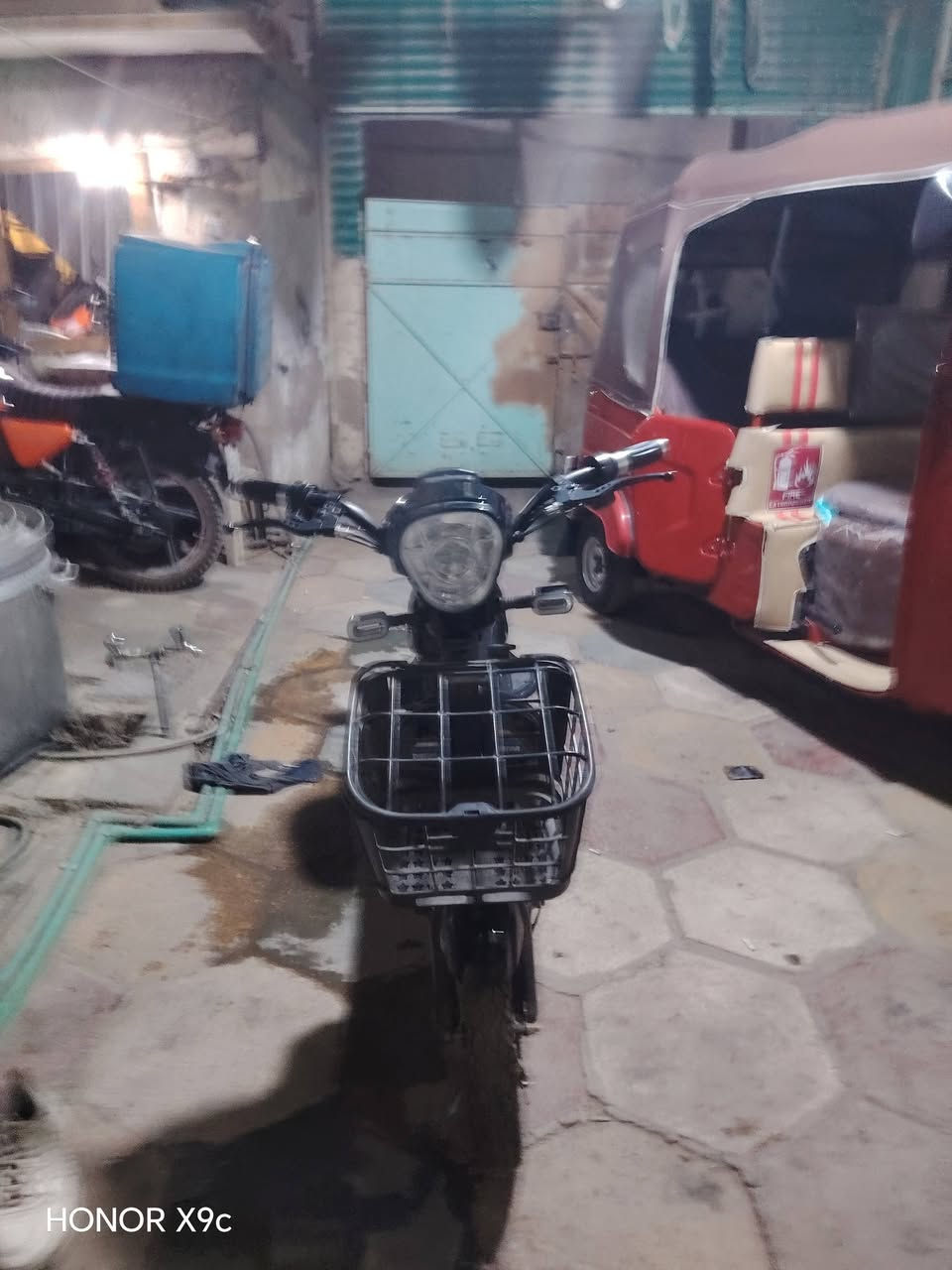 دراجه شحن للبيع حجم 14 سعره 200 وبيه مجال للطيبين
رقمي ***********

نص مكتوب في الصور:
- HONOR X9c