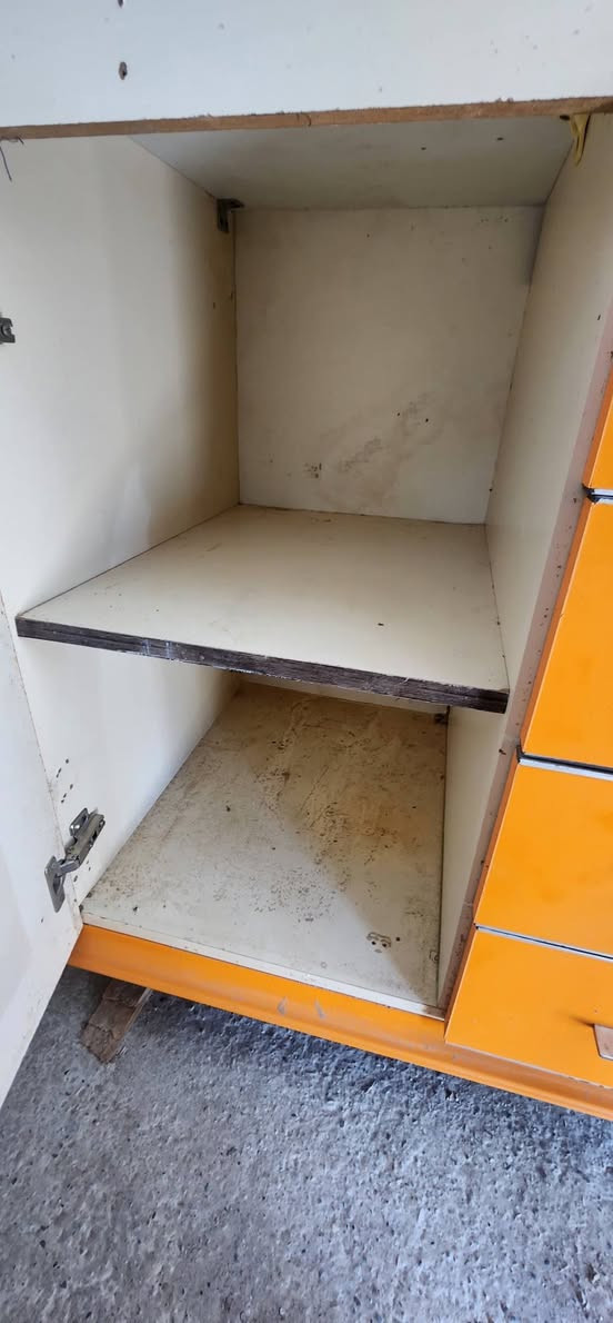 كاونتر خشب mdf كلش نظيف قطعة وحدة طولة متر ونص تقريبا والسطح مرمر يرهم كاونتر يرهم كومدي او ميز دراسة
