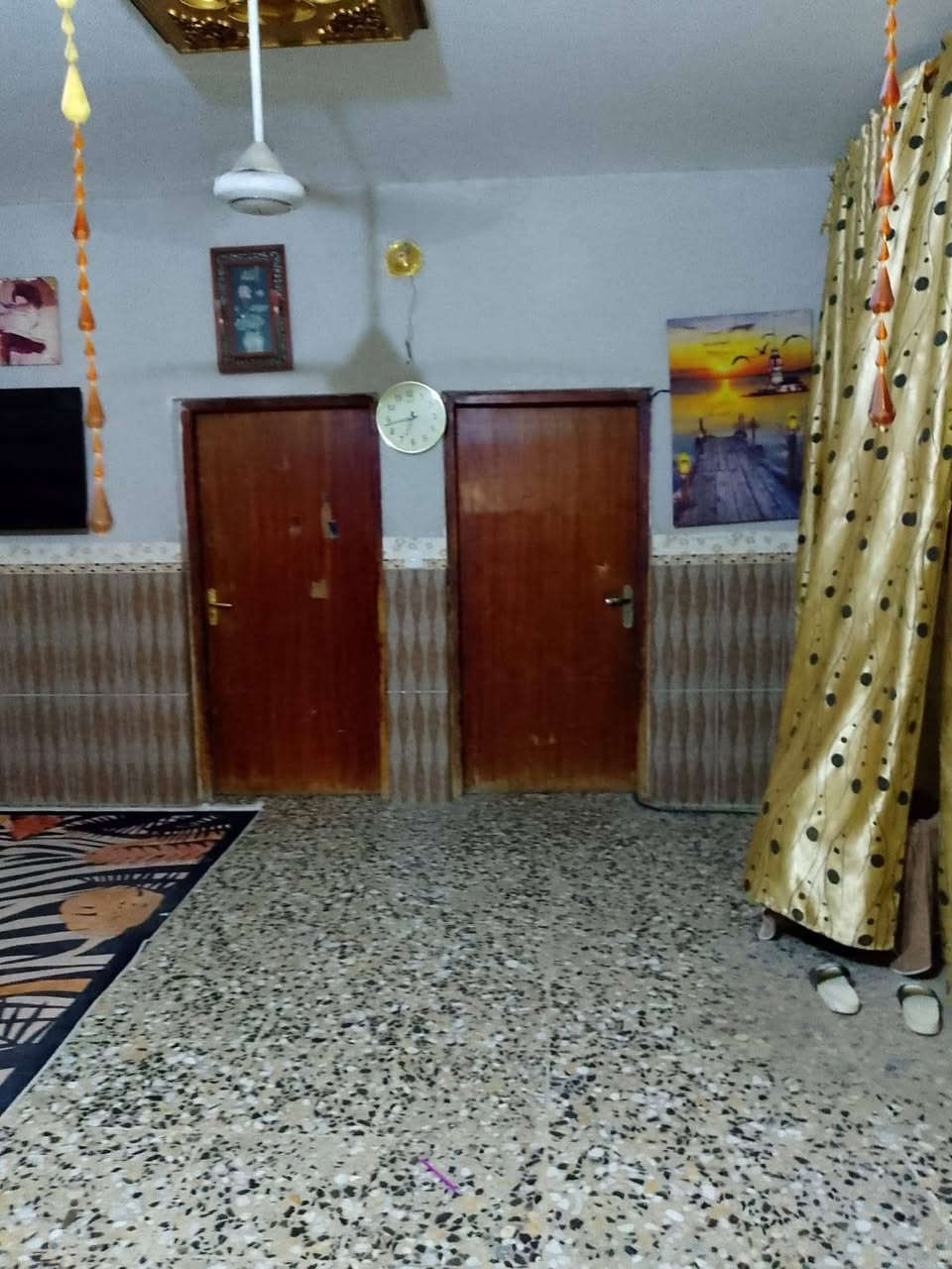 سلام عليكم 

بيت 200 متر طابو صرف موقعه يعتبر تجاري يحتوي علا غرفتين نوم وبيتونه هم تعتبر غرفه وستقبال ومطبخ كامل مابي اي نقص العنوان الورديه قرب حسينيه الزهراء (ع)
  

 لاستفسار الاتصال *********** بي واتساب
