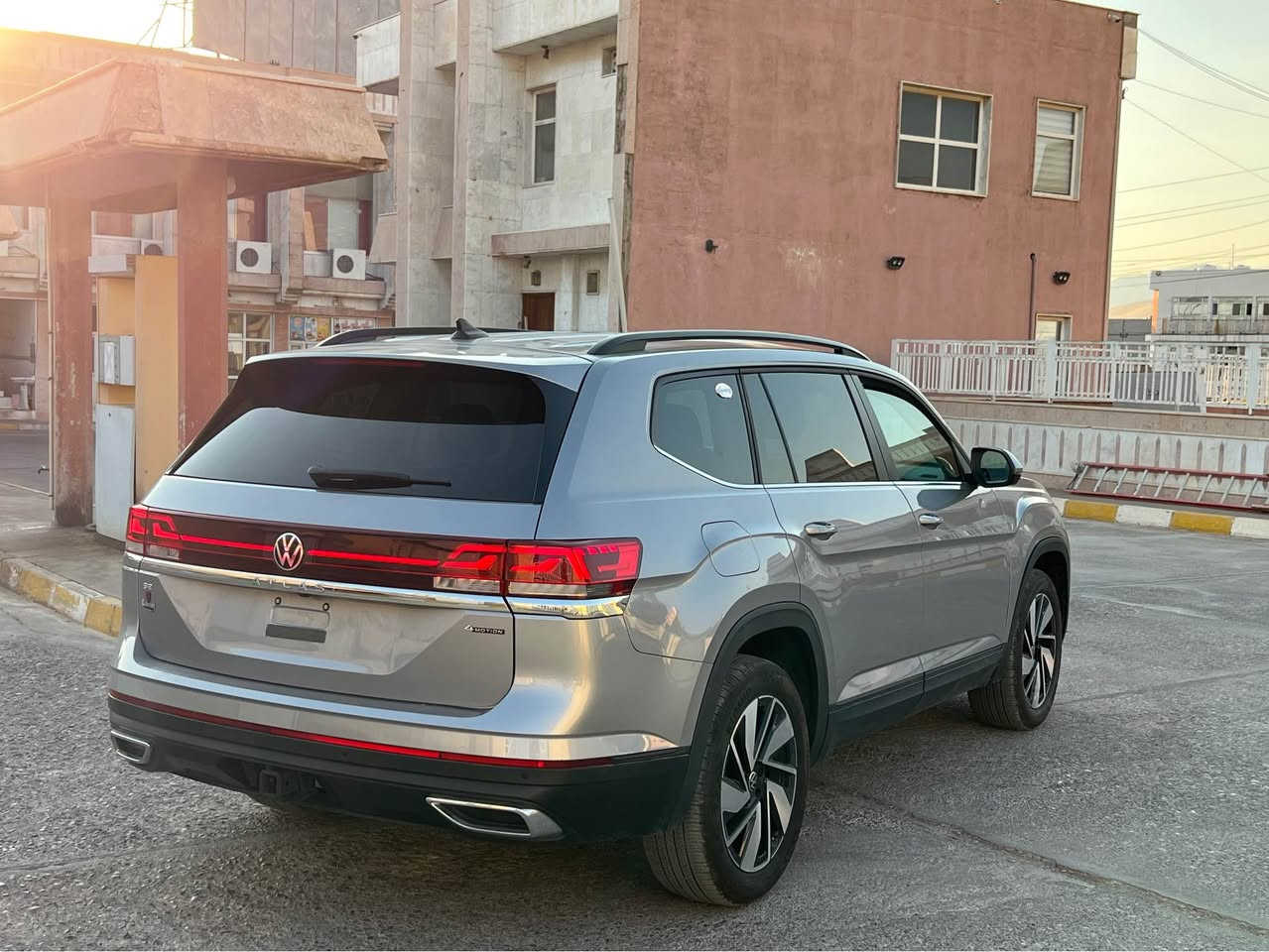 فوكس واكن اتلس 2024 SE AWD
سعر 200$ و بها مجال قليل 
مواصفات 
بصمه 
شاشه كبير 
شاشه الكتروني ( دجتال) 
كشن كهرباي 
كشن جلد 
فور ويل AWD 
بابين بصمه 
فول تحكم 
و بهد مواصفات هوايه 
ضرر:: فقط جملغ صبغ و جملغ كلير امريكي بدون دعم بدون دواخل ارباك ستيرن 
مكان سياره عقره 
رقم موبايل ☎️ *********** 
واتساب      ⬅️ *********** اكر, نينوى
