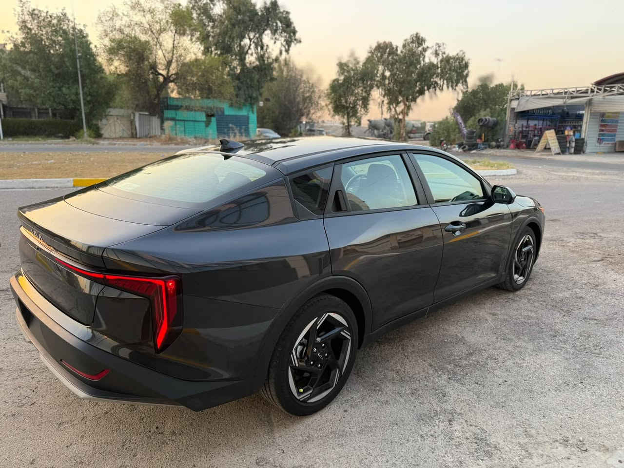سلام عليكم كي فور رصاصي 

‏2025 KIA K4, EX فقط بيع بدون مراوس بدون رقم السياره 
لون رمادي 
وارد امريكي 
الحادث رصعة بحافة البنيد والجاملغ الامي الايسر فقط مصلحة بارد بدون دواخل  
موصفاته 
كامرة 
شاشة متصل 
كامل ردار 360 درجة
سايد بريك بصمة 
بك لايت لد كامل 
داخل رصاصي 
بصمة 
انارة ترحيب 
ويل الحجم الكبير الرياضي 
مانع انزلاق
 تحديد المسار
 درايف مود
 تحكمات كامله
 سياره ماشيه 4000 ميل بعده جديده 
دخول جديد رقم منفيست باسمي تترقم جميع المحافظات عدا اقليم كردستان 

للتفاصيل اكثر ***********
