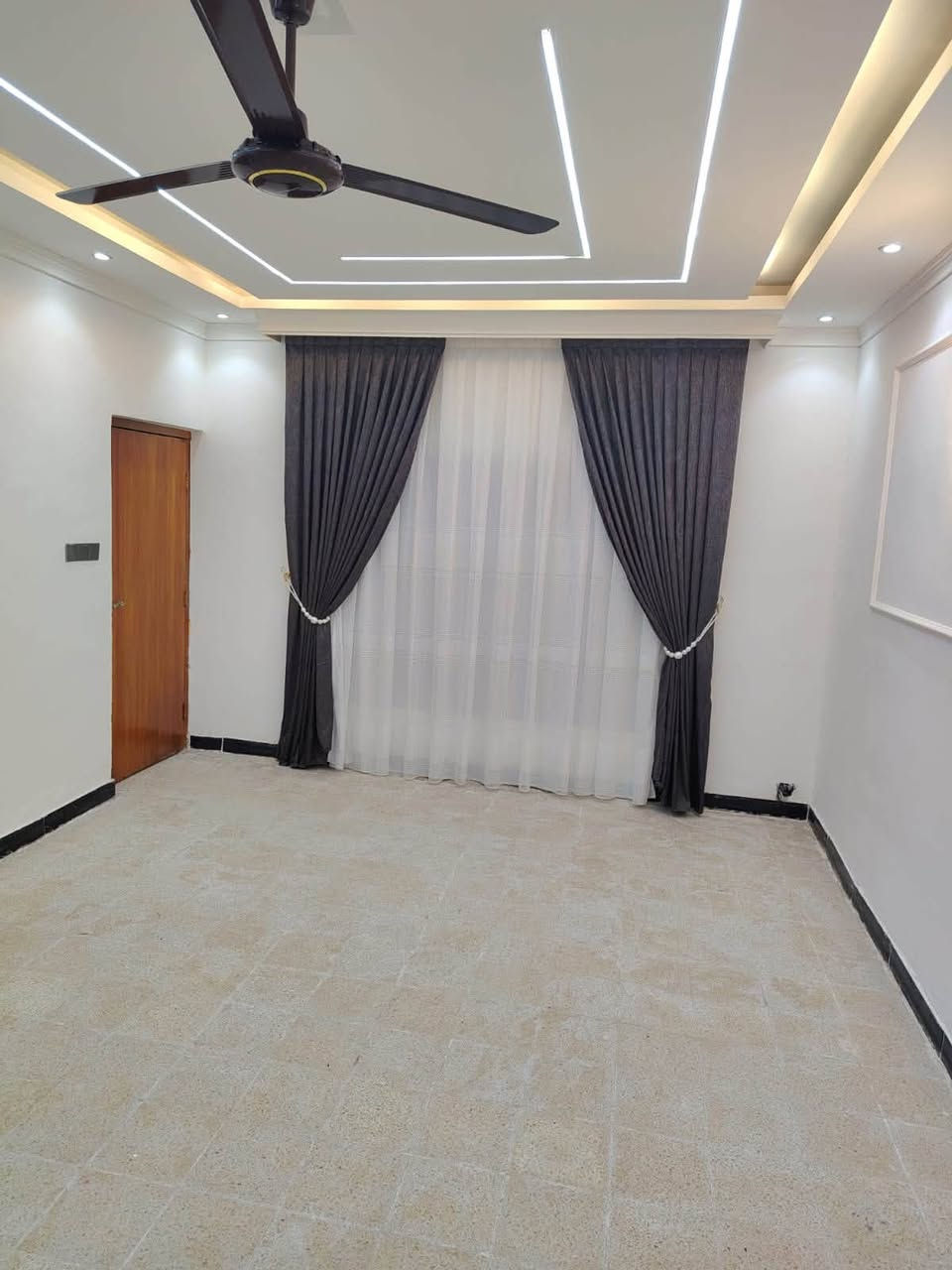 دار للبيع  في حي السكك مساحة 300 متر 

طابقين يحتوي على اربع غرف نوم بناء ( عكادة)

قرب بيت شيخ صاحب

يرهم بيع او مراوس مع اقل قيمة للاستفسار 

************
