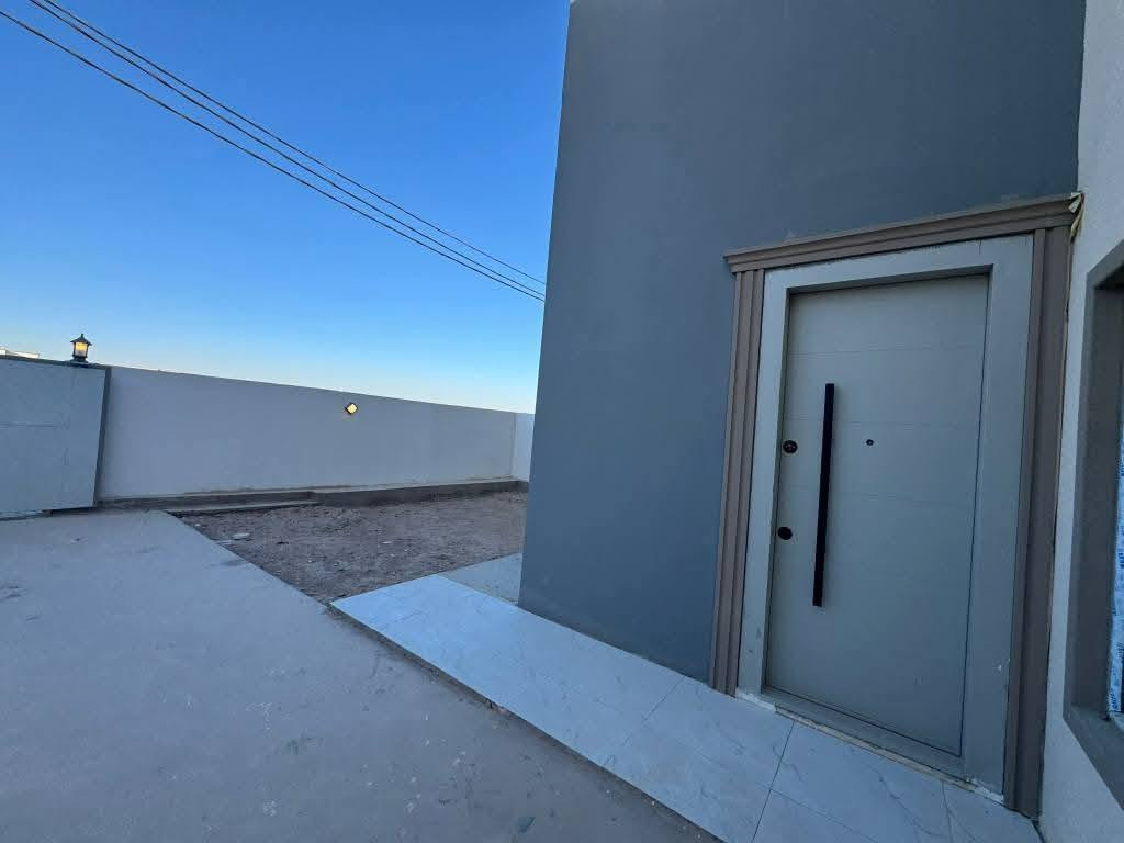 🏠 دار للبيع في مجمع الاميرات الثاني السكني
السعر 121 مليون  باقي عليه قرض عقاري فقط 74 مليون، 
الموقع مميز: مجمع الاميرات 2 المربع الرابع خلف الساحه بصف الركن .

دار طابقين – مساحة 250م – جاهز للسكن فوراً: 
• 3 غرف أحدهما سويت – استقبال كبير 
• صالة – مكشوفة 
• مجموعة صحيات عدد 3 + مكشوفة
• مطبخ – كراج سيارة
• 🌿 حديقة عدد 3 
اماميه + جانبي + خلفيه
✨سعر مناسبة جداً مقارنة بالموقع وبالسوك وبي مجال

👇 
📞 اتصال / واتساب:
***********
***********

